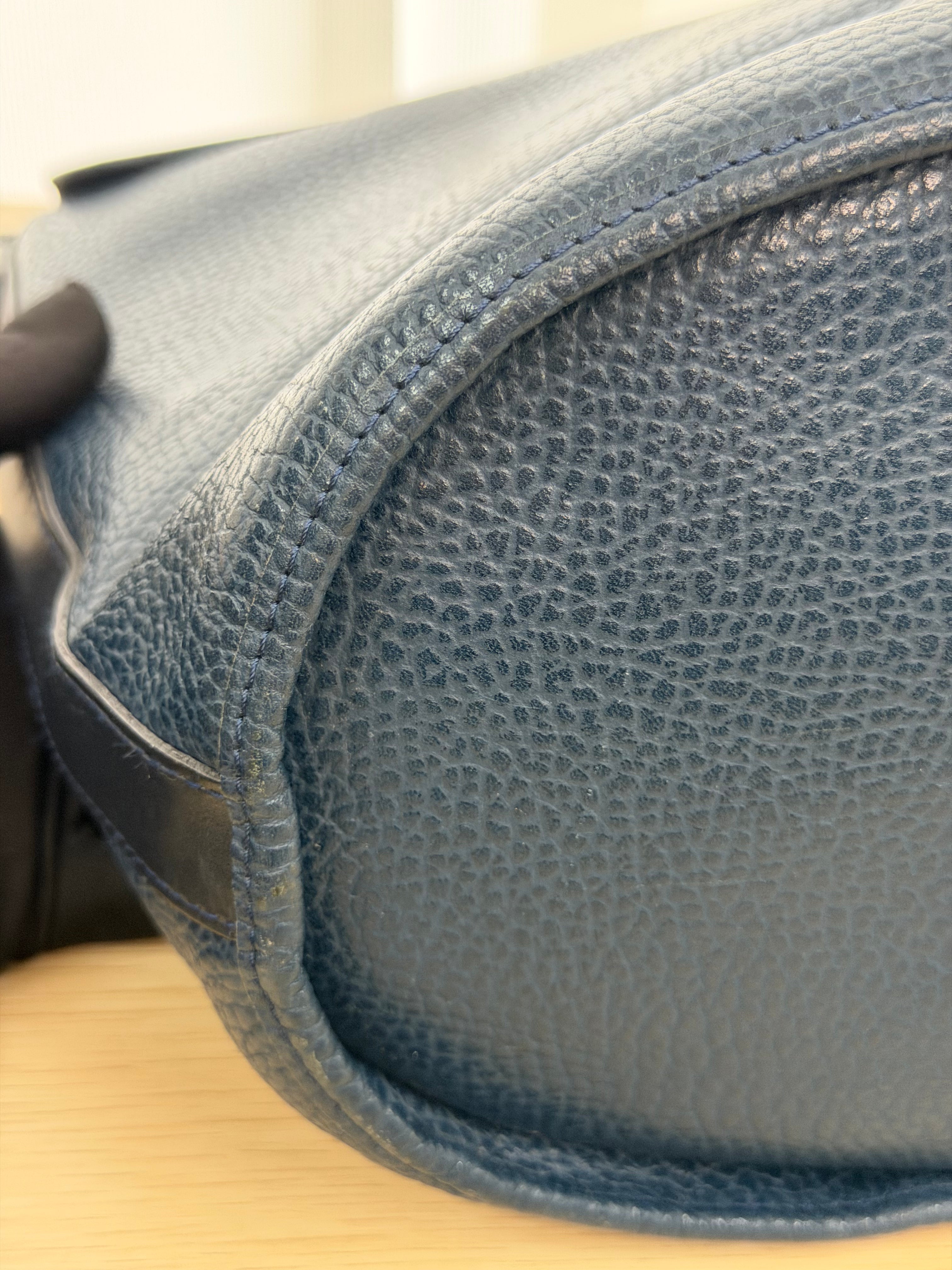 Borsa a Tracolla Vintage di Christian Dior in Pelle Martellata Blu
