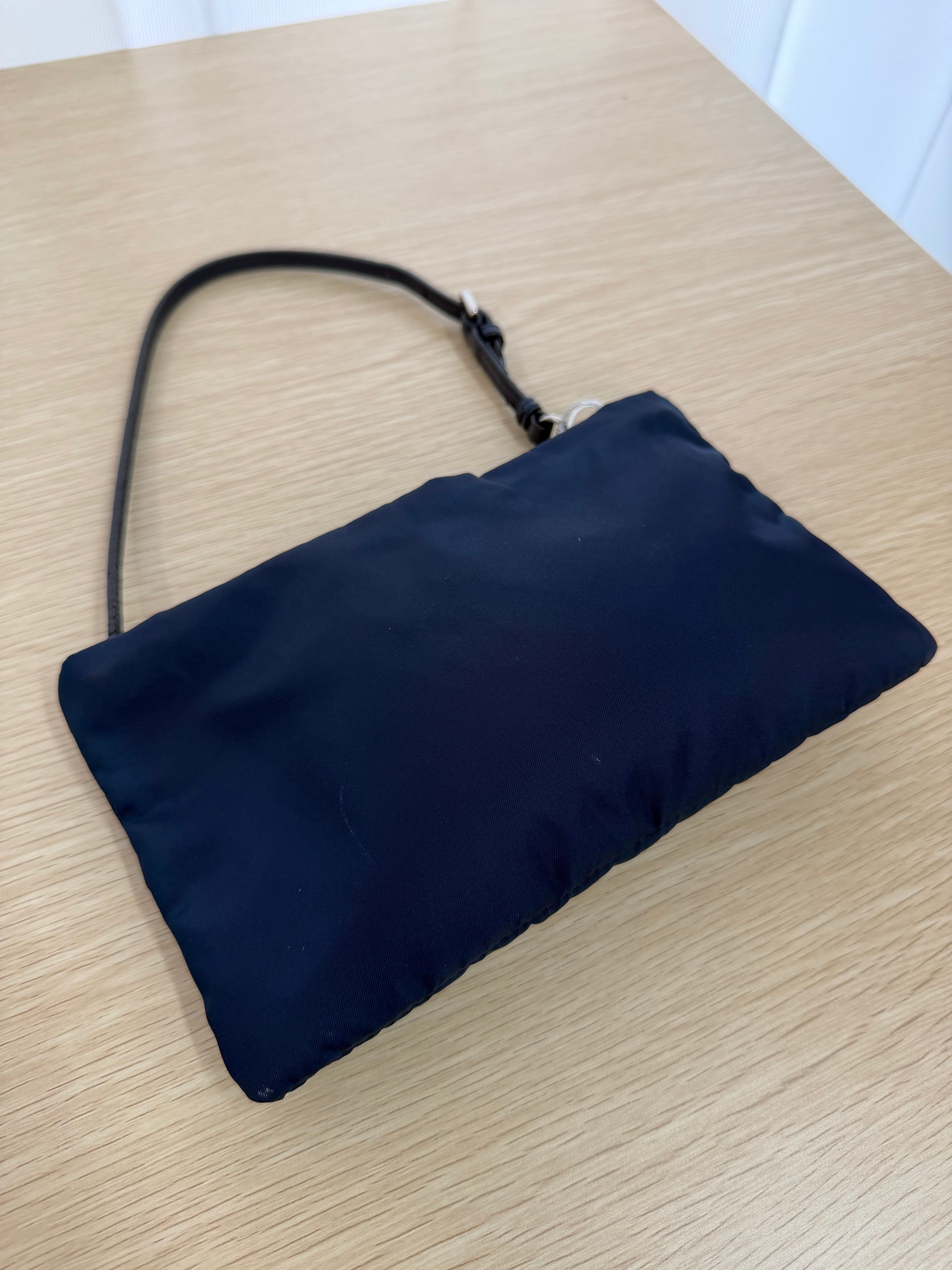 Borsa a Spalla in Nylon Blu di Prada Impreziosita con Ricami