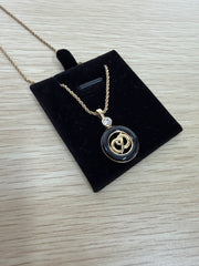 Collana Vintage di Christian Dior con un Ciondolo Circolare Nero e Dorato