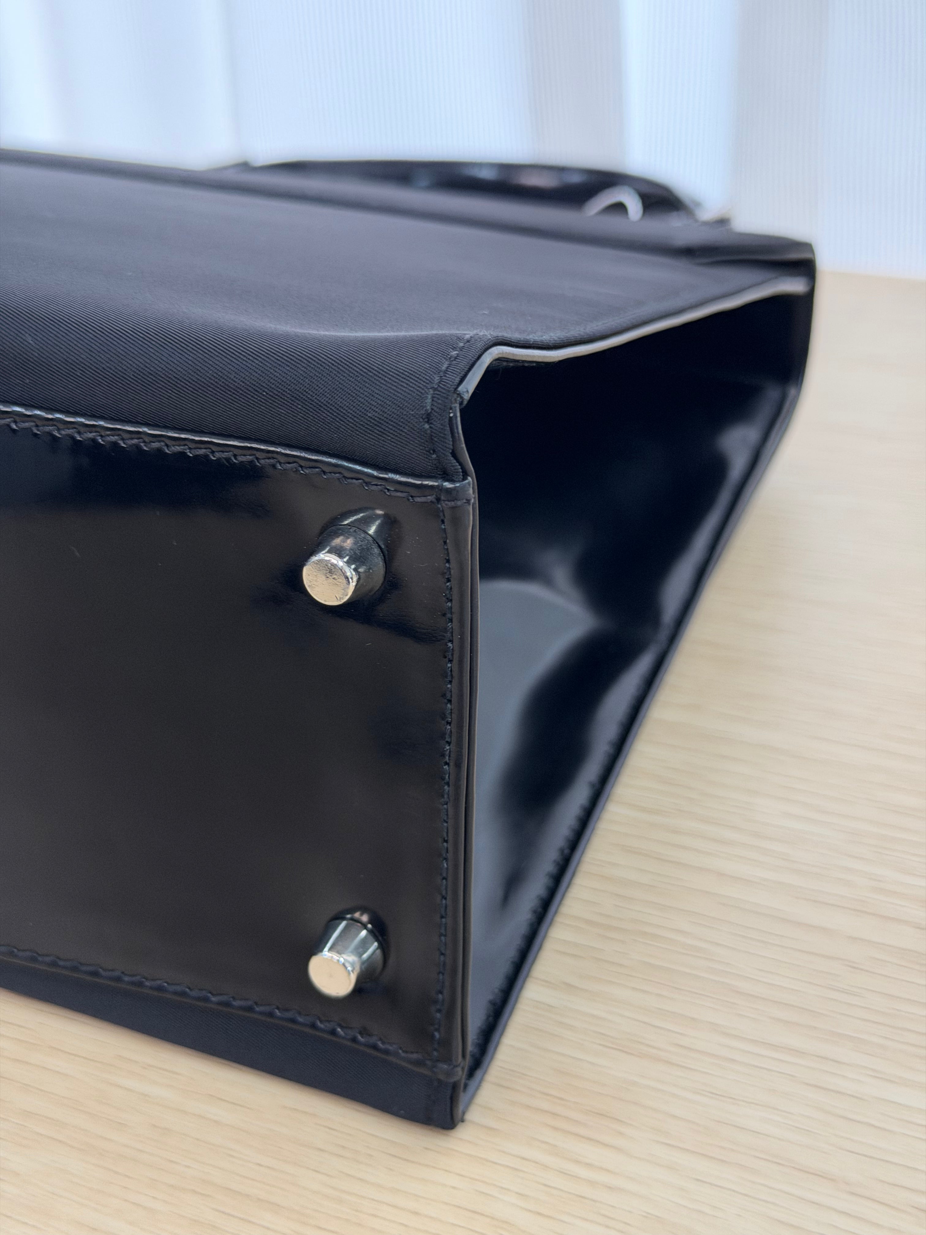 Borsa a Mano Vintage di Prada in Nylon Nero e Pelle