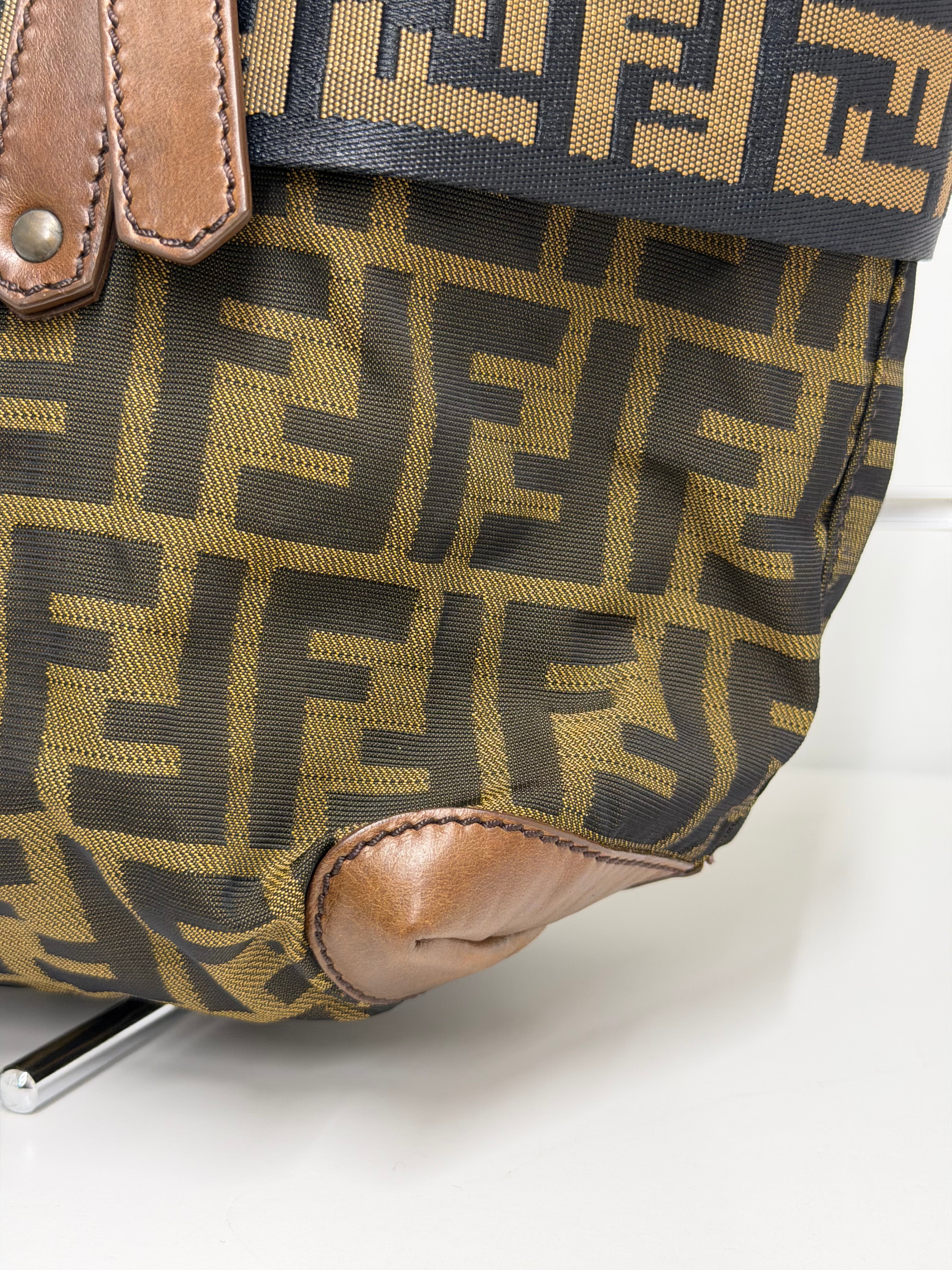 Borsa a Mano Vintage Fendi con Iconico Motivo Zucca FF