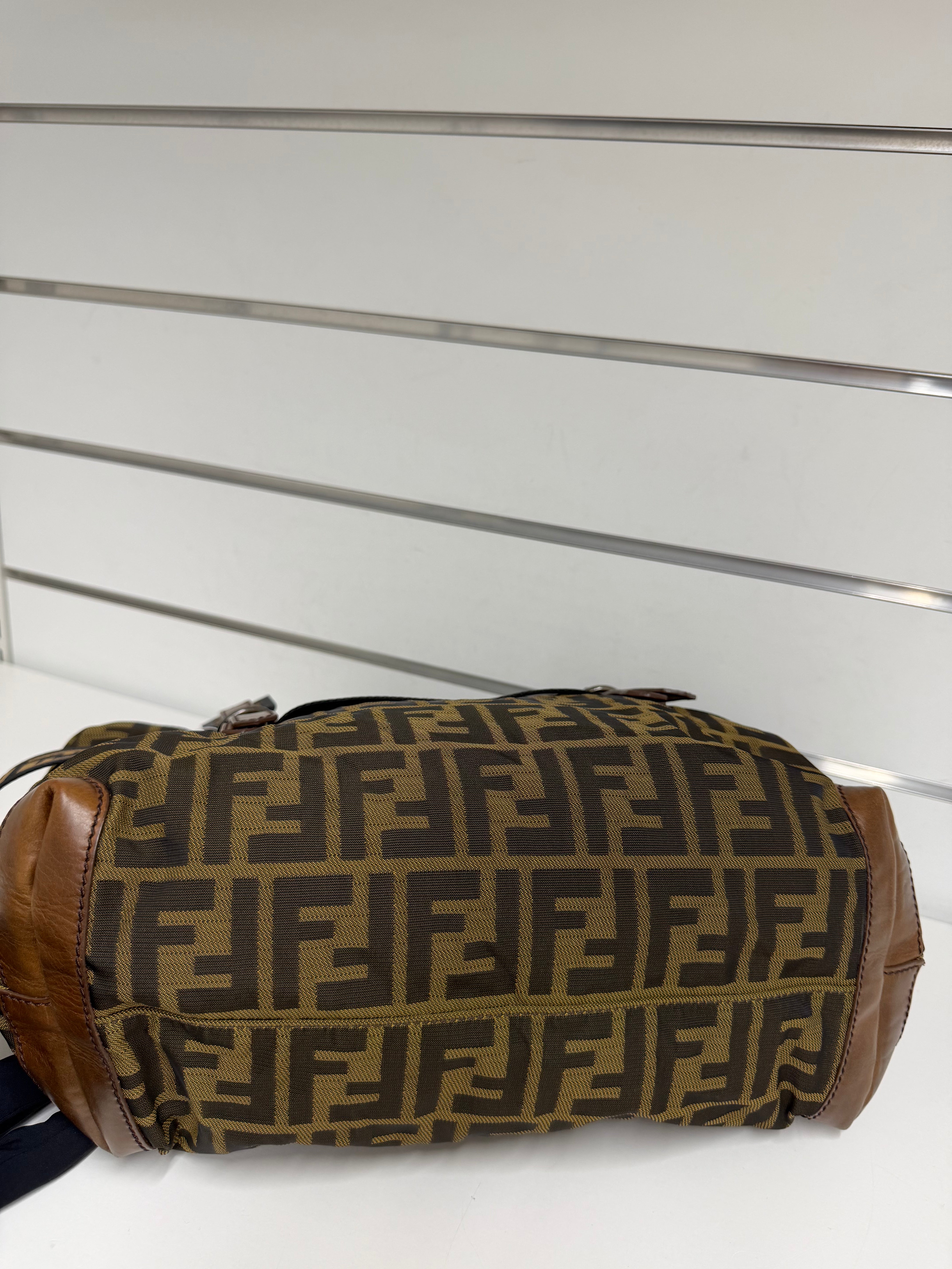 Borsa a Mano Vintage Fendi con Iconico Motivo Zucca FF