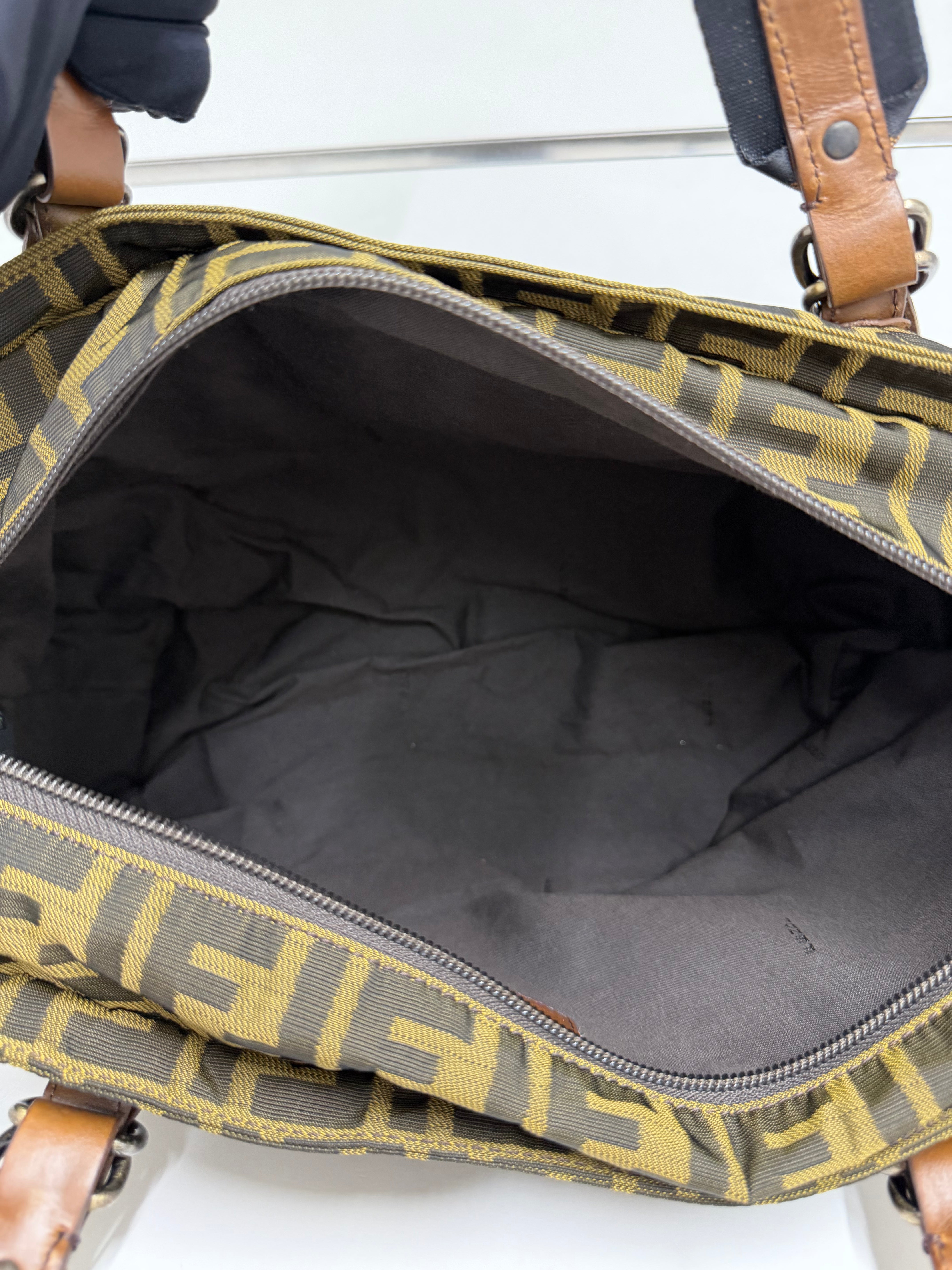 Borsa a Mano Vintage Fendi con Iconico Motivo Zucca FF
