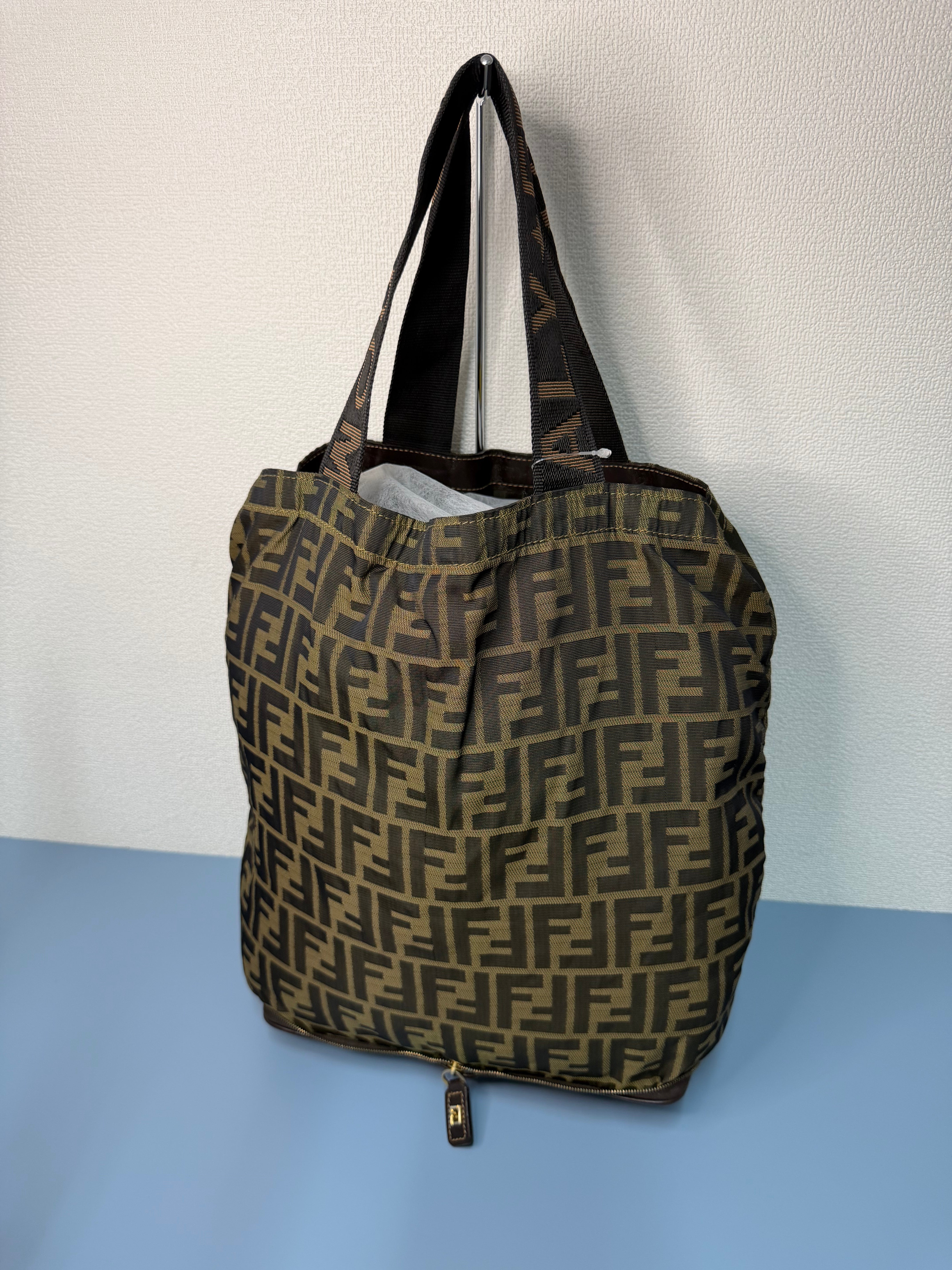 Borsa Shopper Fendi in Tela con Classico Motivo con Monogramma FF Zucca