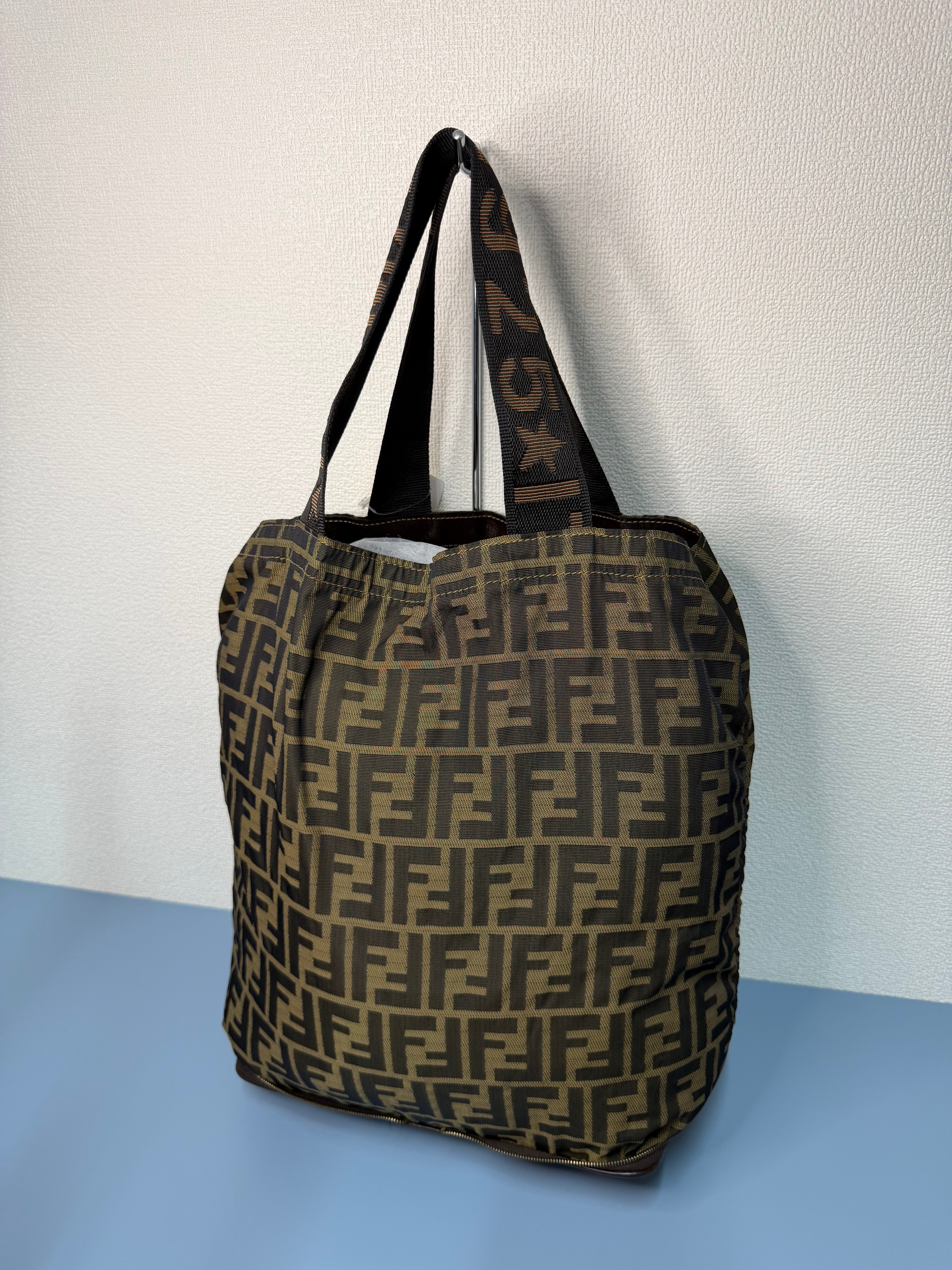Borsa Shopper Fendi in Tela con Classico Motivo con Monogramma FF Zucca
