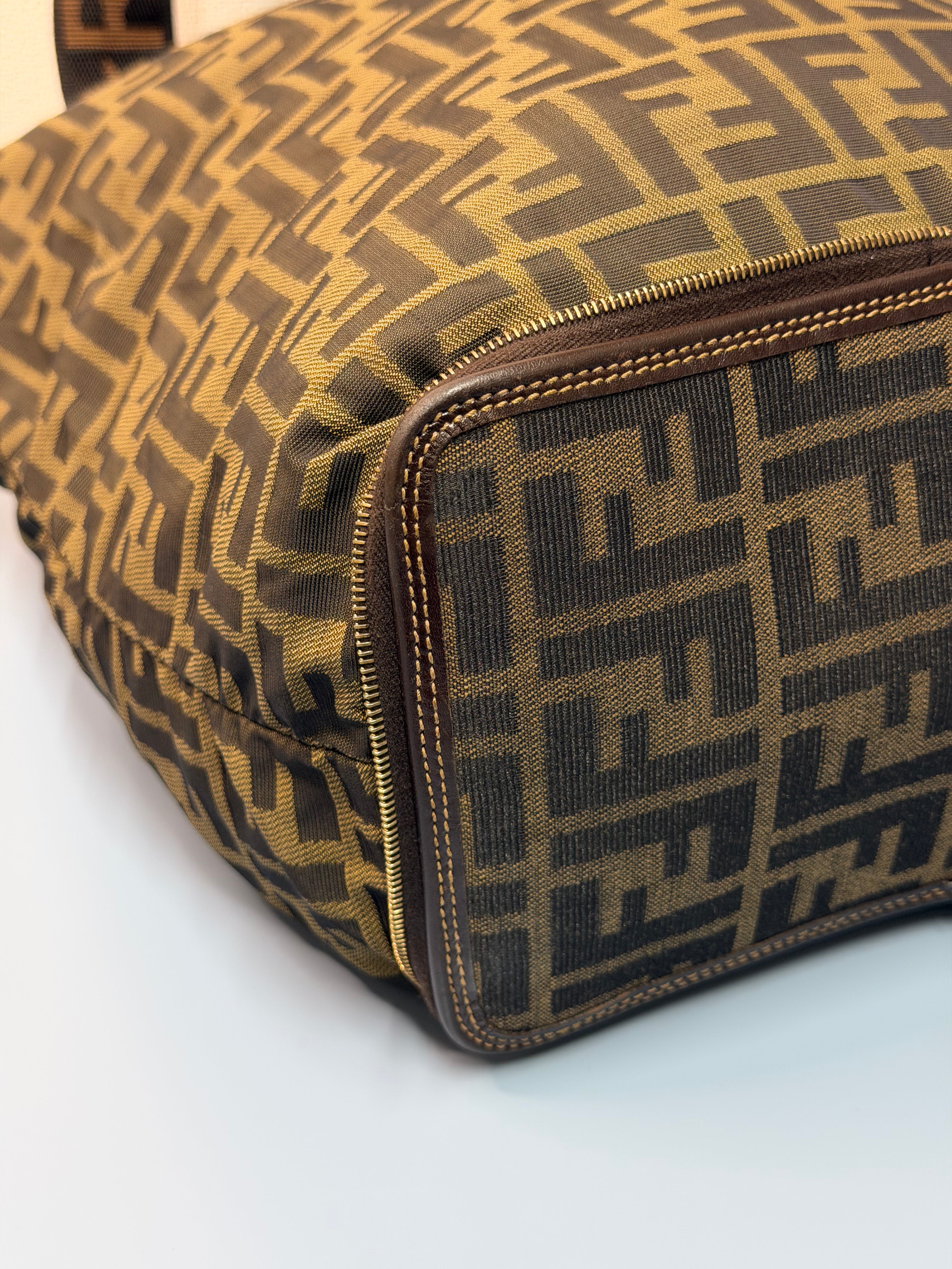 Borsa Shopper Fendi in Tela con Classico Motivo con Monogramma FF Zucca