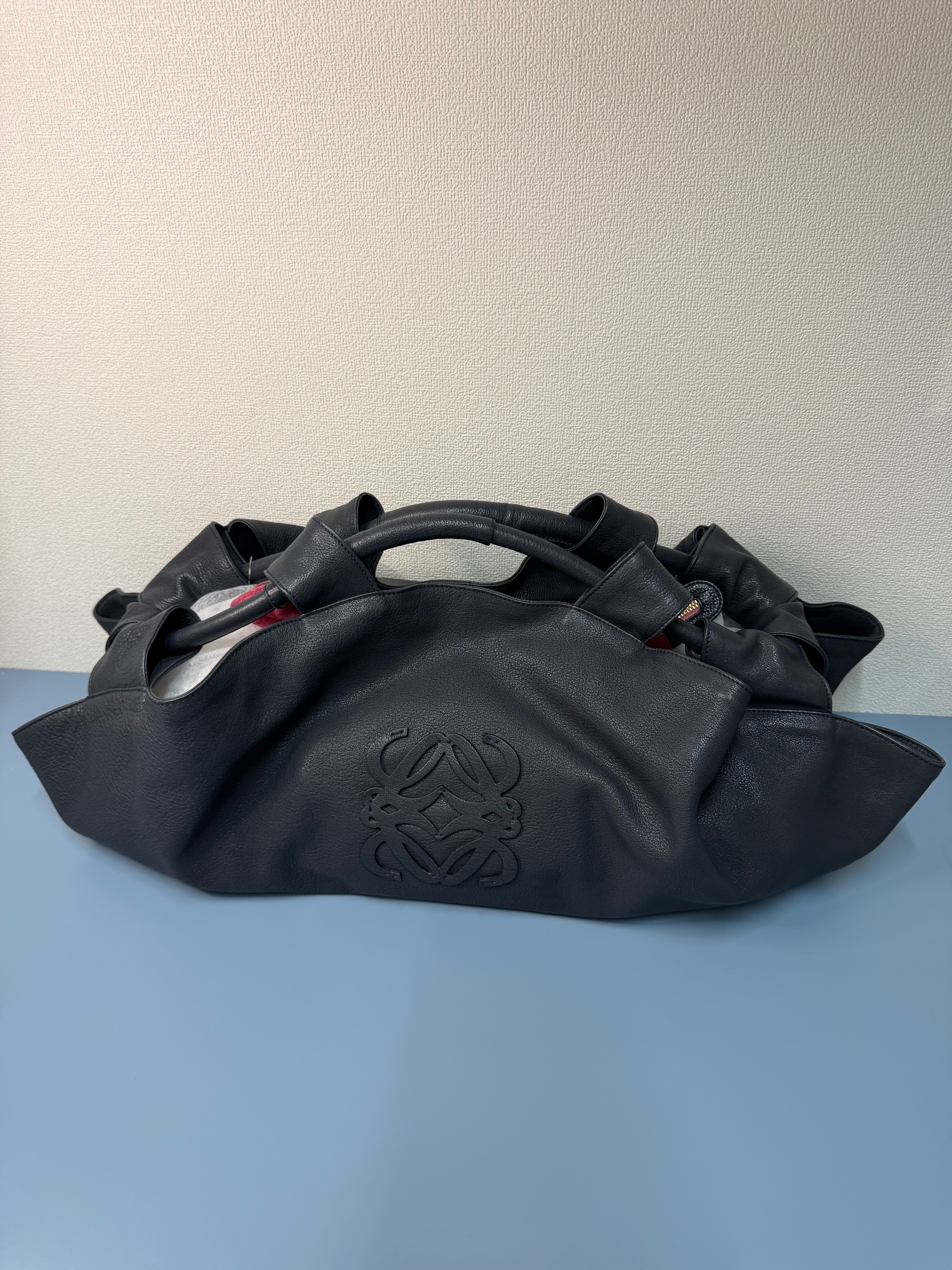 Borsa Loewe Aire con Logo Anagram in Rilievo