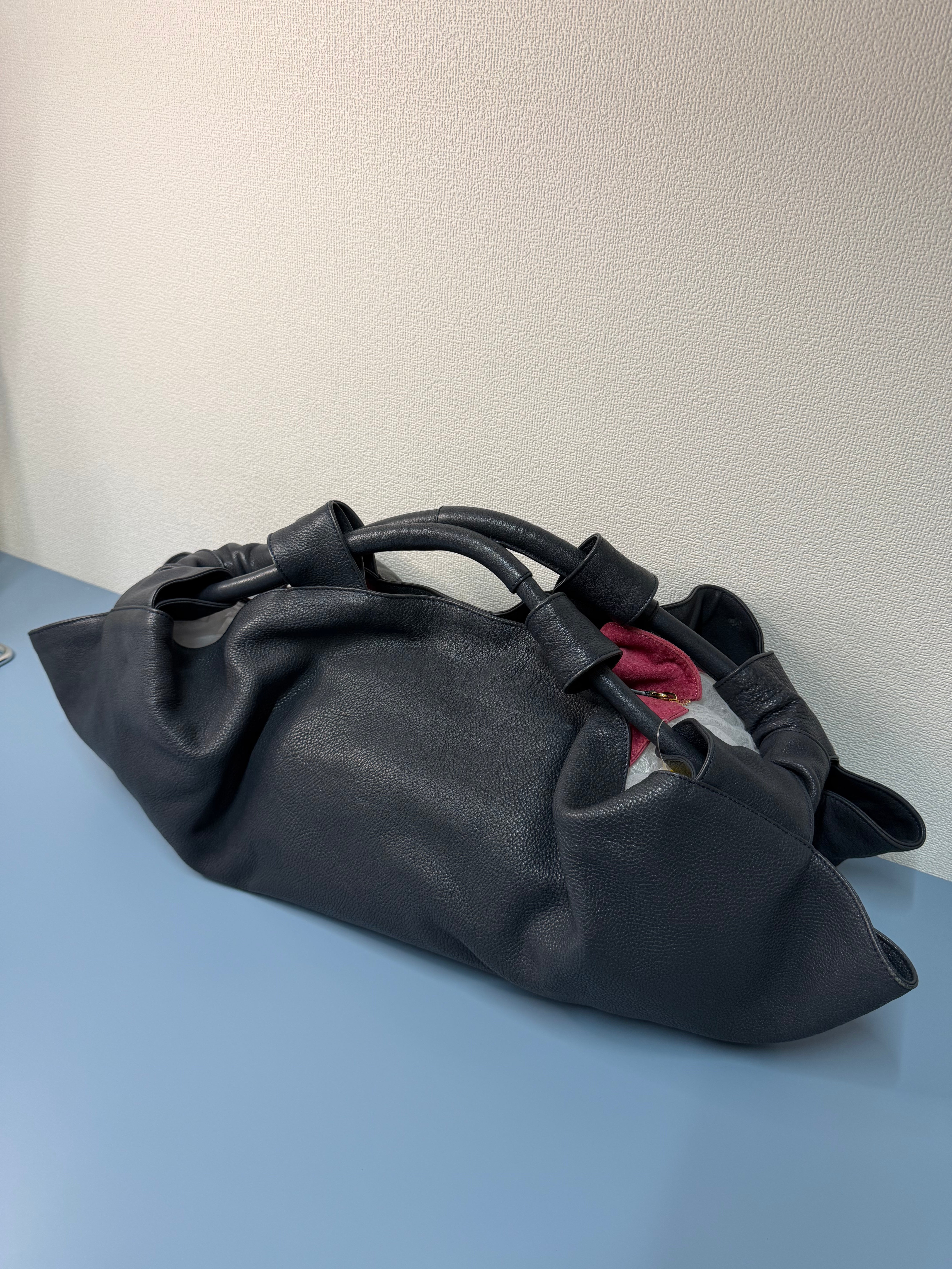 Borsa Loewe Aire con Logo Anagram in Rilievo