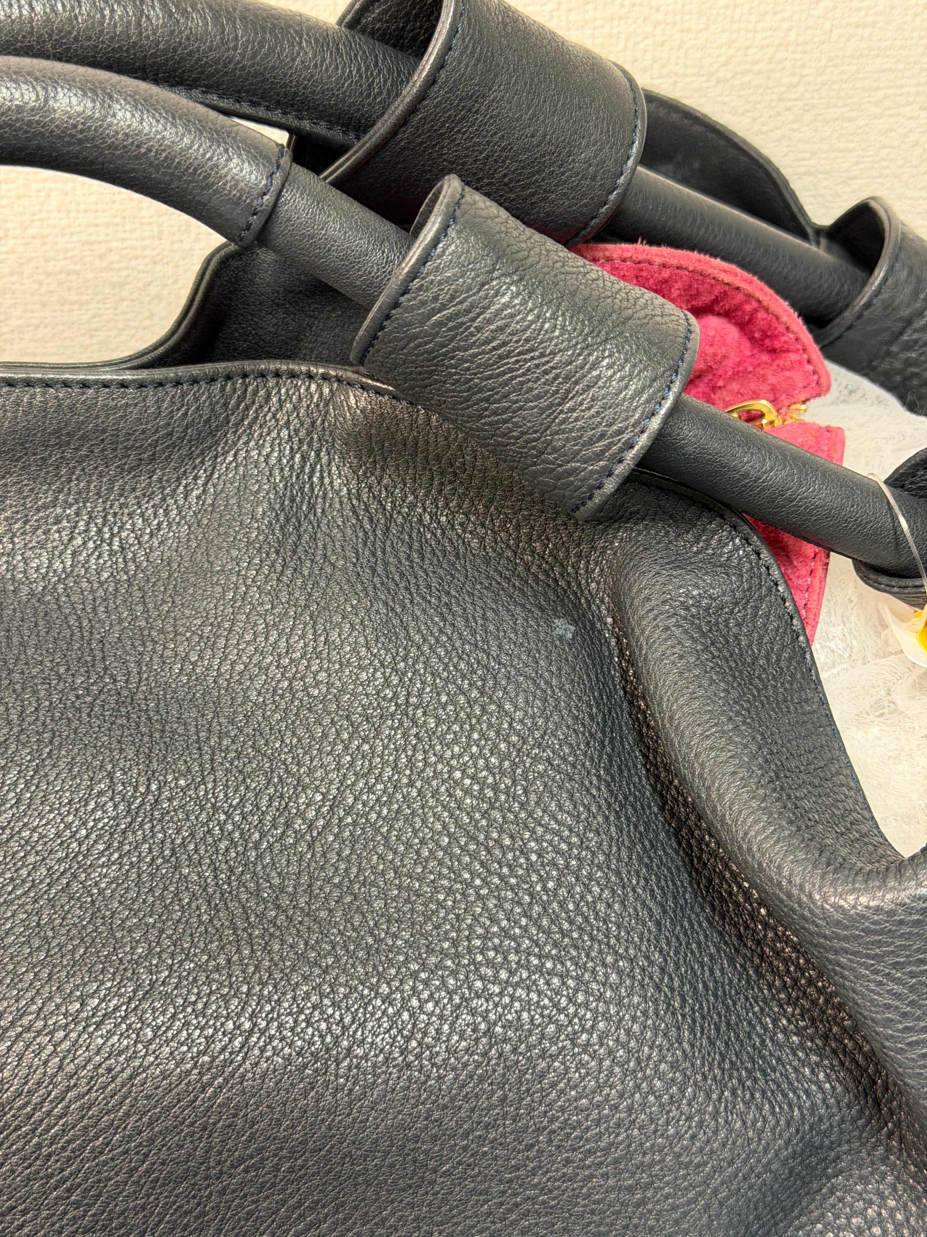 Borsa Loewe Aire con Logo Anagram in Rilievo