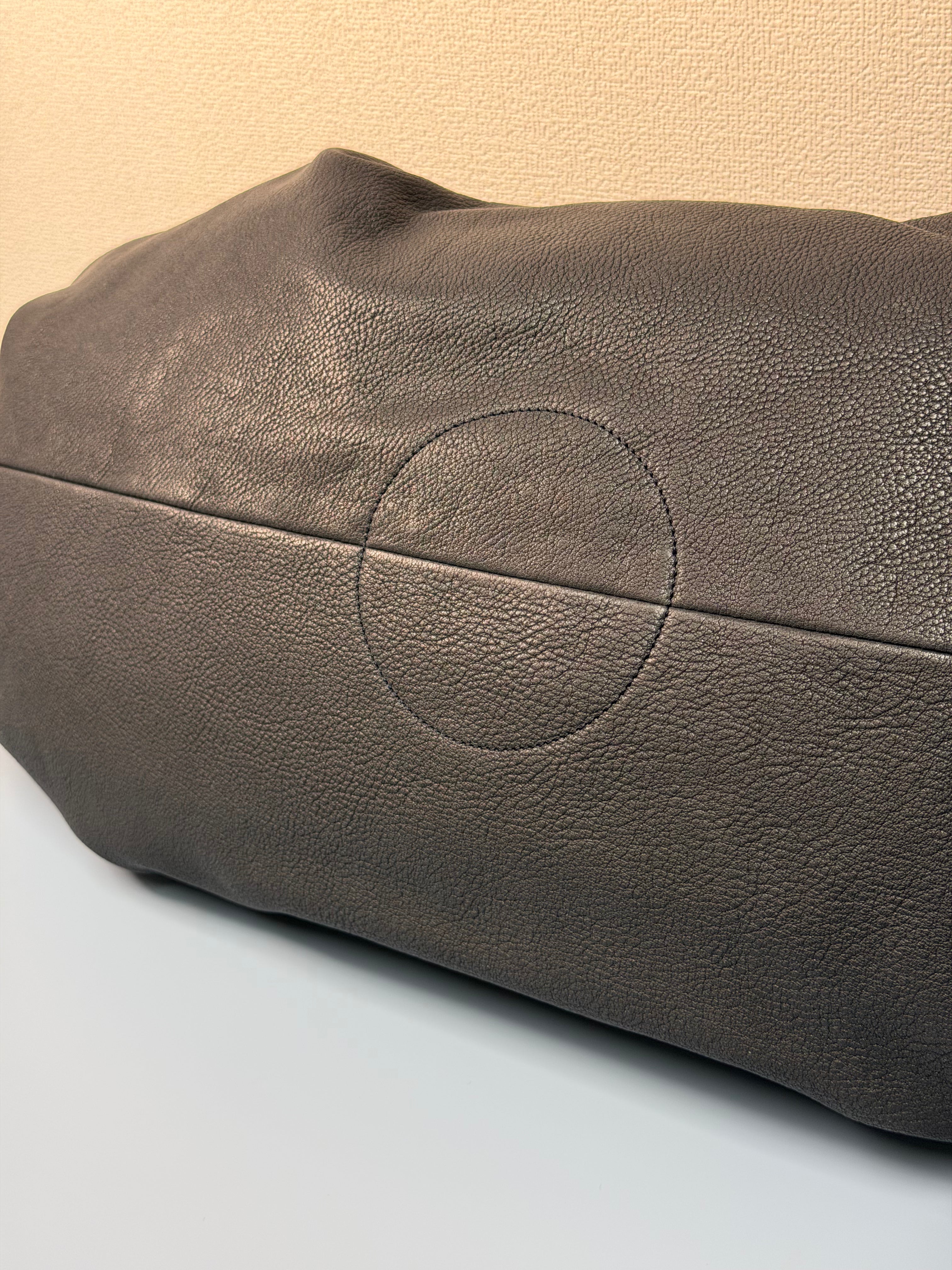 Borsa Loewe Aire con Logo Anagram in Rilievo