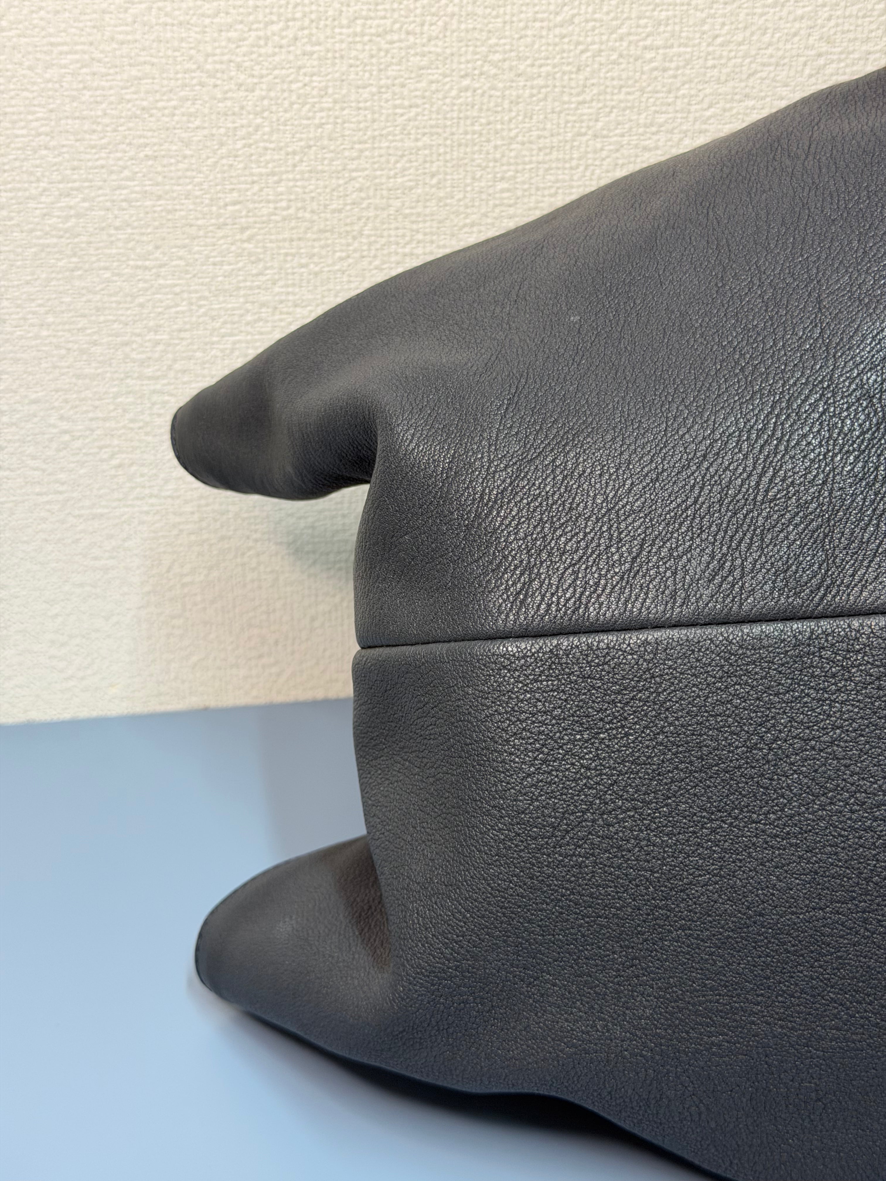 Borsa Loewe Aire con Logo Anagram in Rilievo