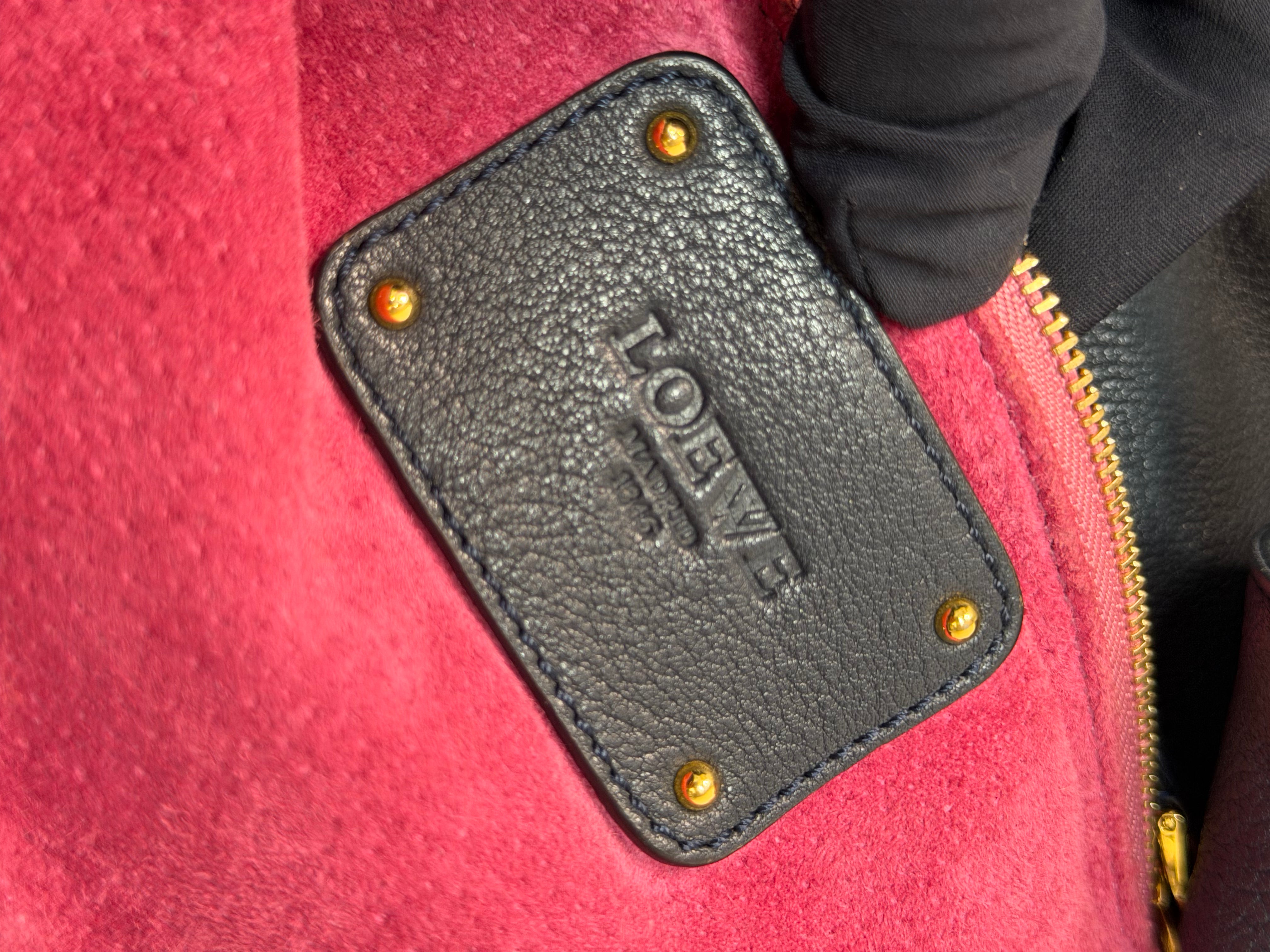 Borsa Loewe Aire con Logo Anagram in Rilievo