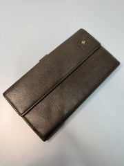 Portafoglio di Chanel in Pelle Nera con Dettaglio della Camelia