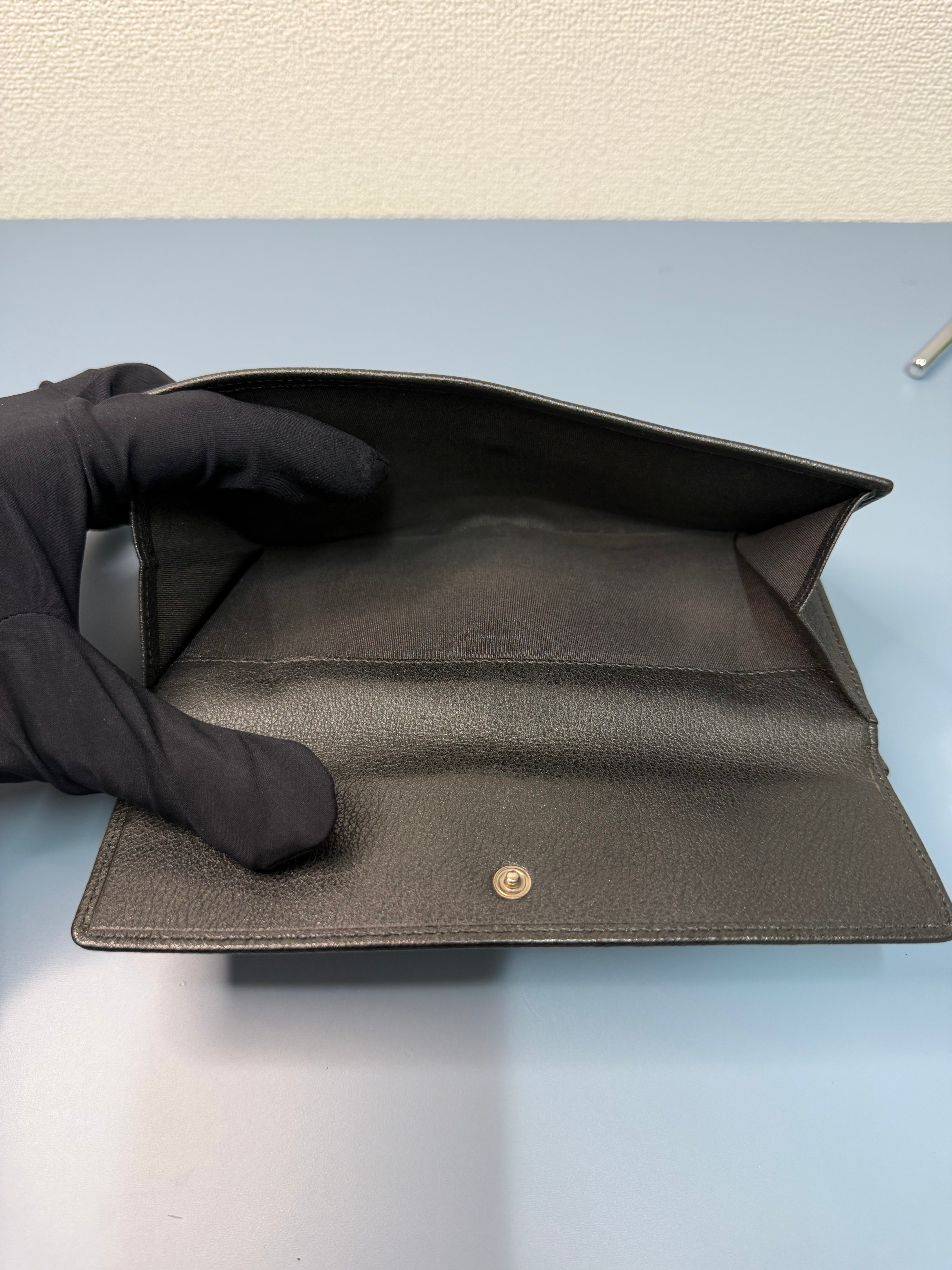 Portafoglio di Chanel in Pelle Nera con Dettaglio della Camelia