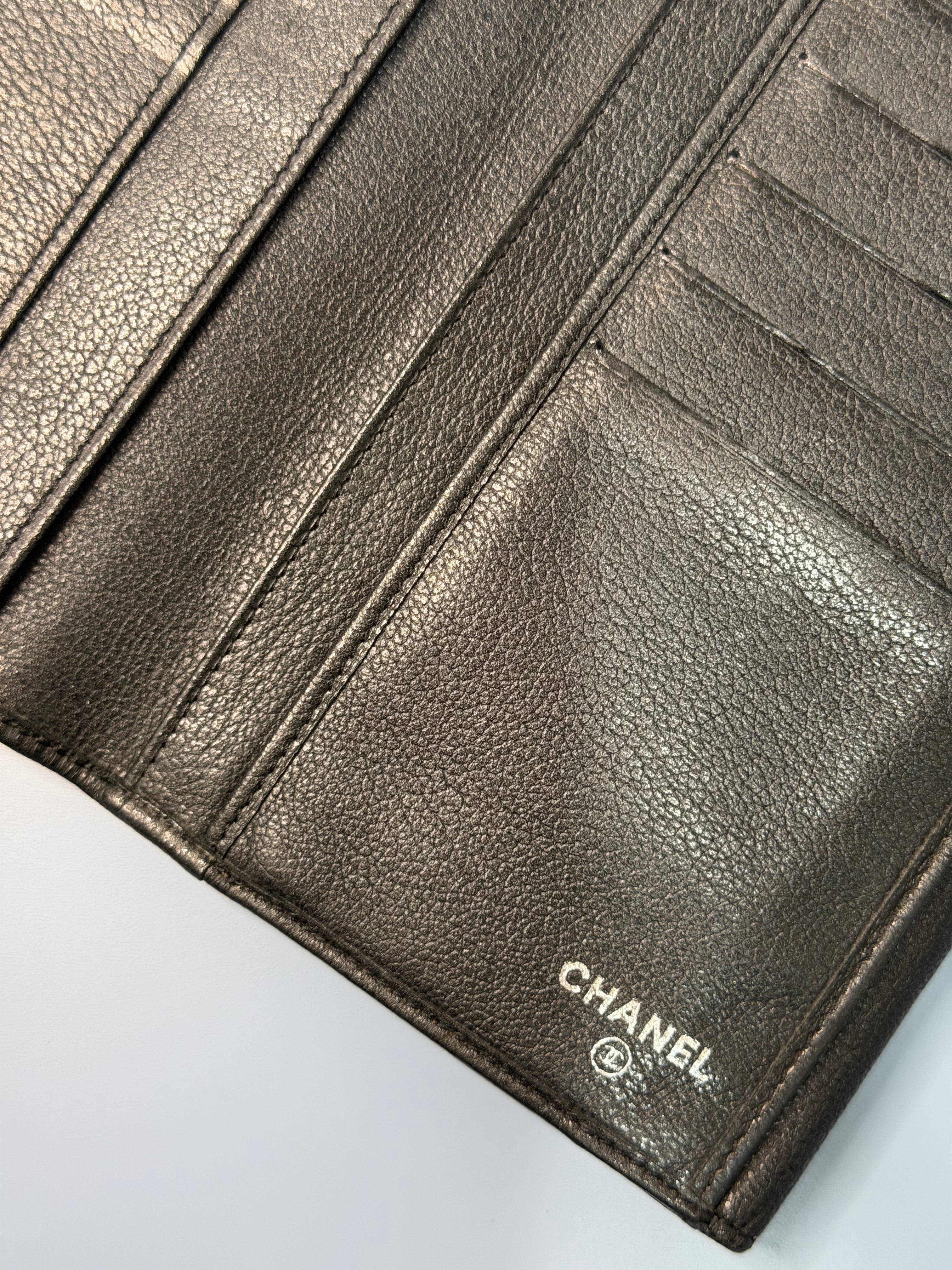Portafoglio di Chanel in Pelle Nera con Dettaglio della Camelia