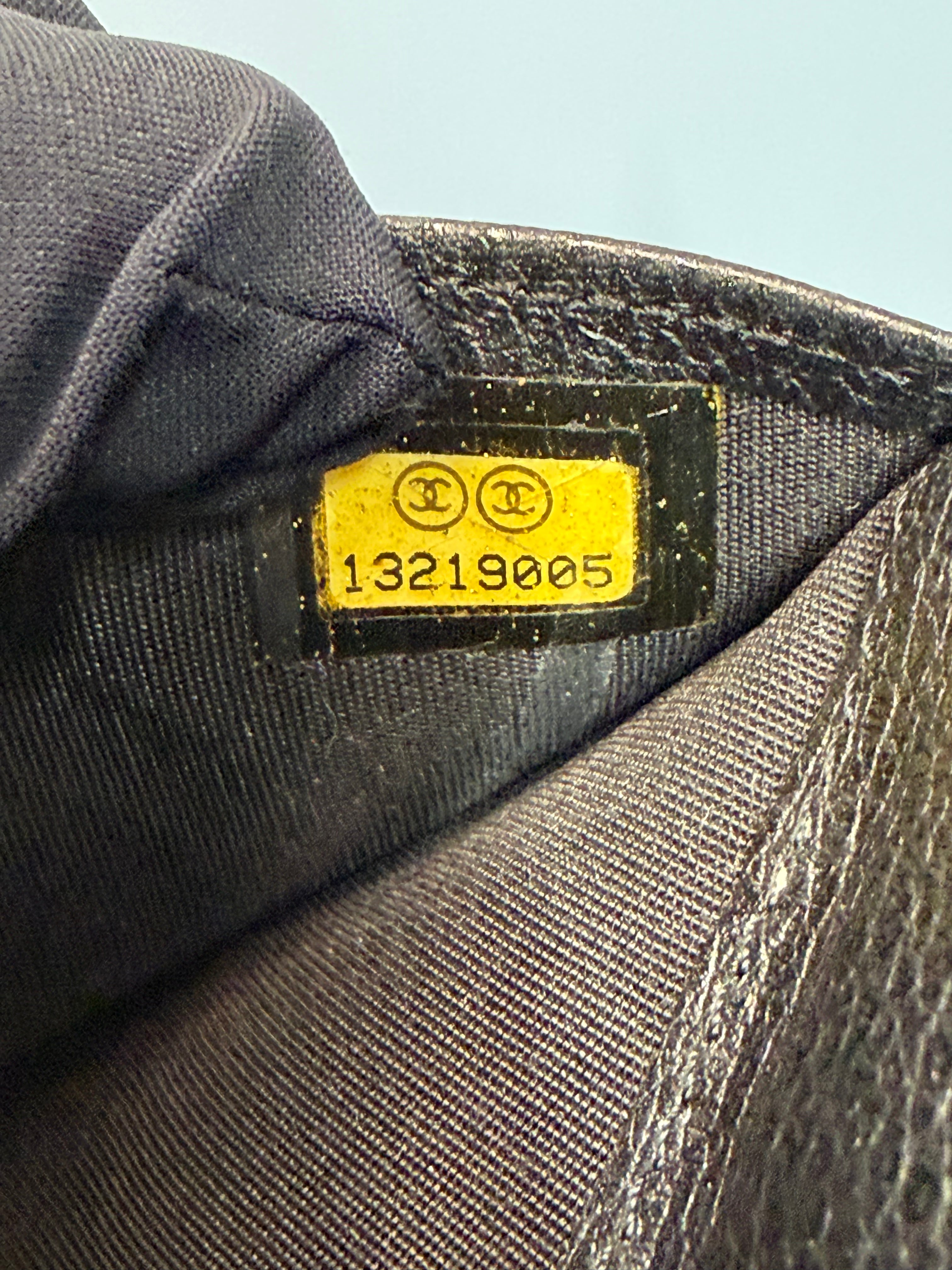 Portafoglio di Chanel in Pelle Nera con Dettaglio della Camelia