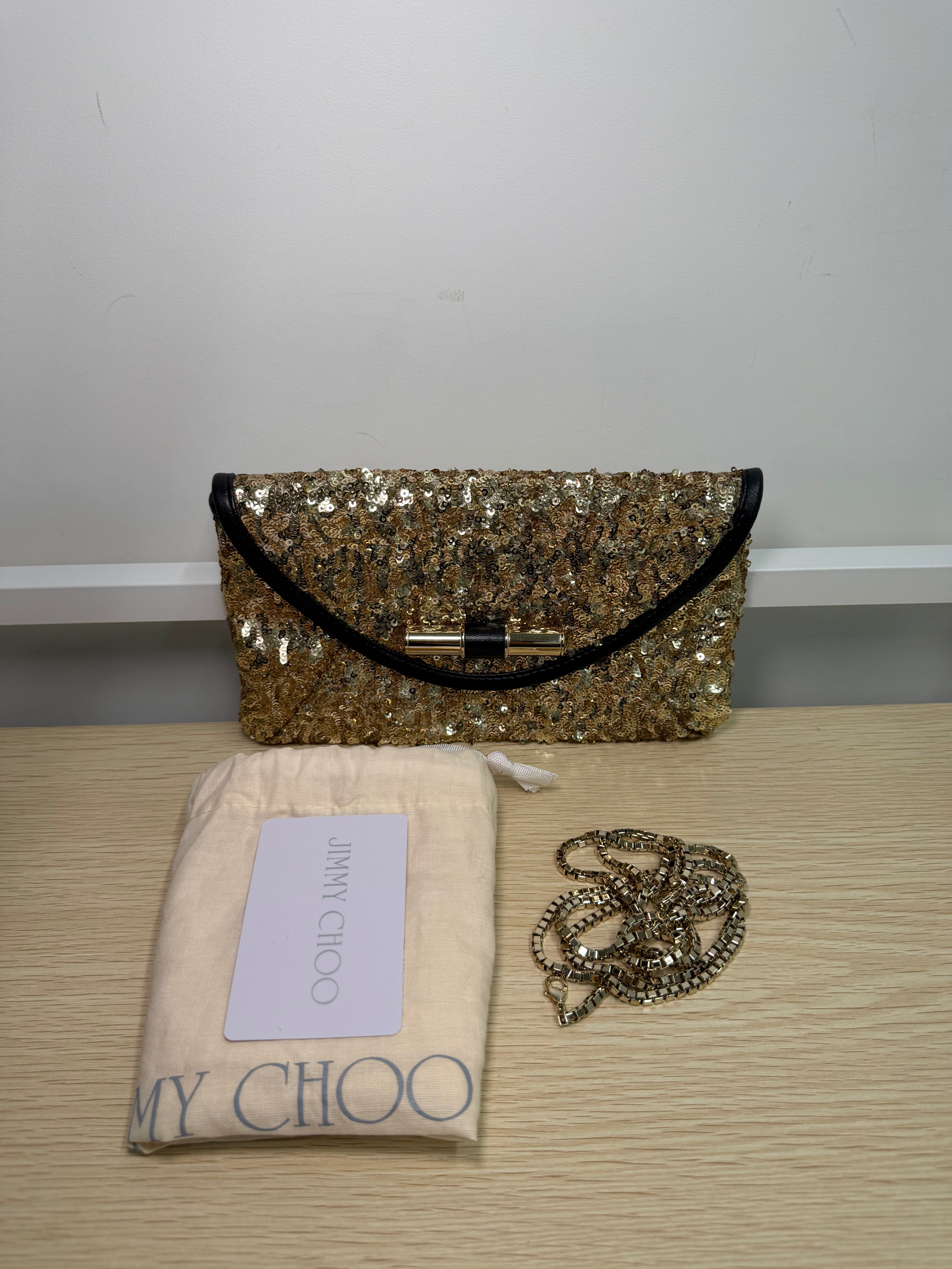 Pochette con Catena Jimmy Choo Rivestita in Paillettes Dorate e Rifinita in Pelle Nera