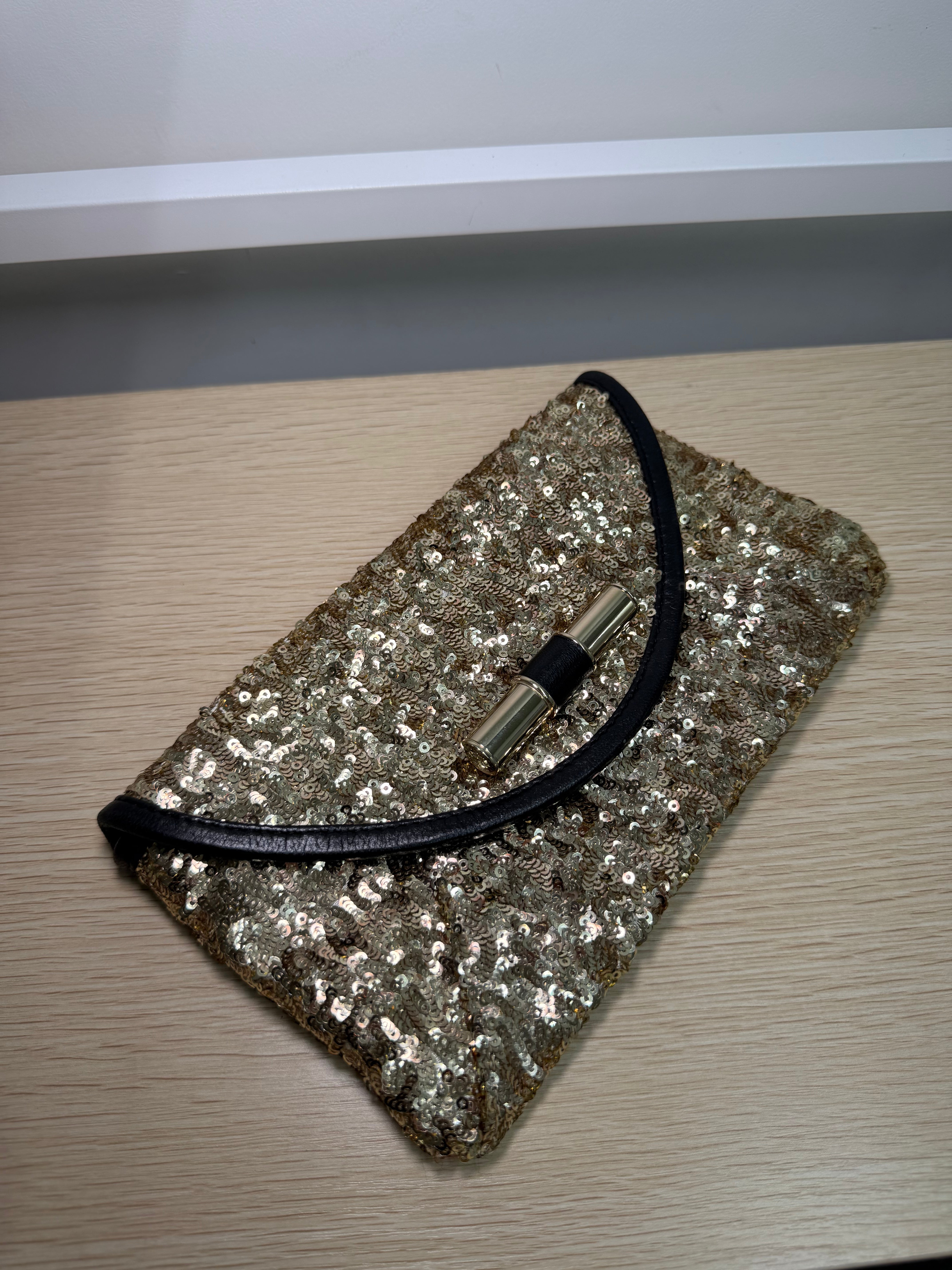Pochette con Catena Jimmy Choo Rivestita in Paillettes Dorate e Rifinita in Pelle Nera