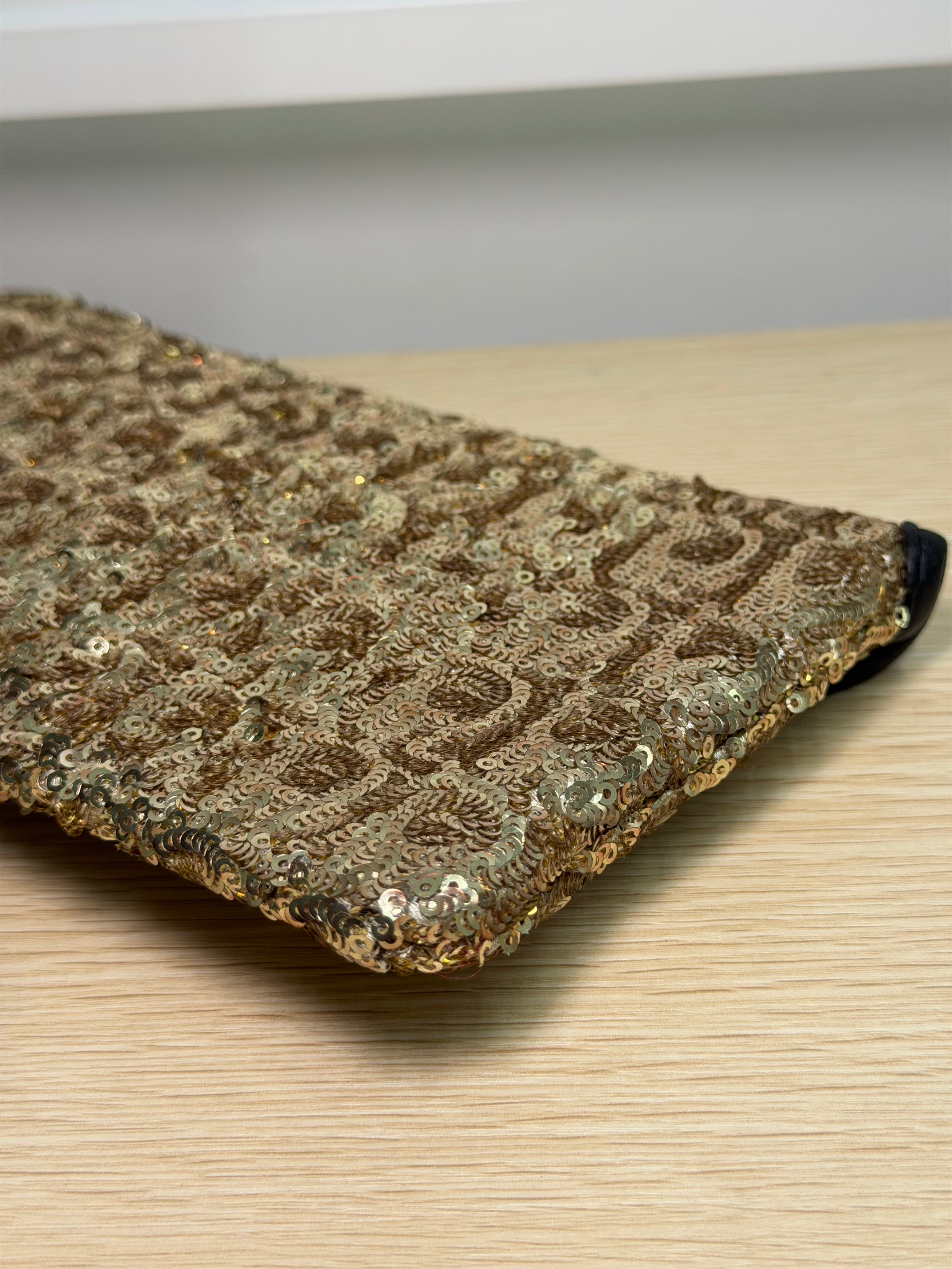 Pochette con Catena Jimmy Choo Rivestita in Paillettes Dorate e Rifinita in Pelle Nera