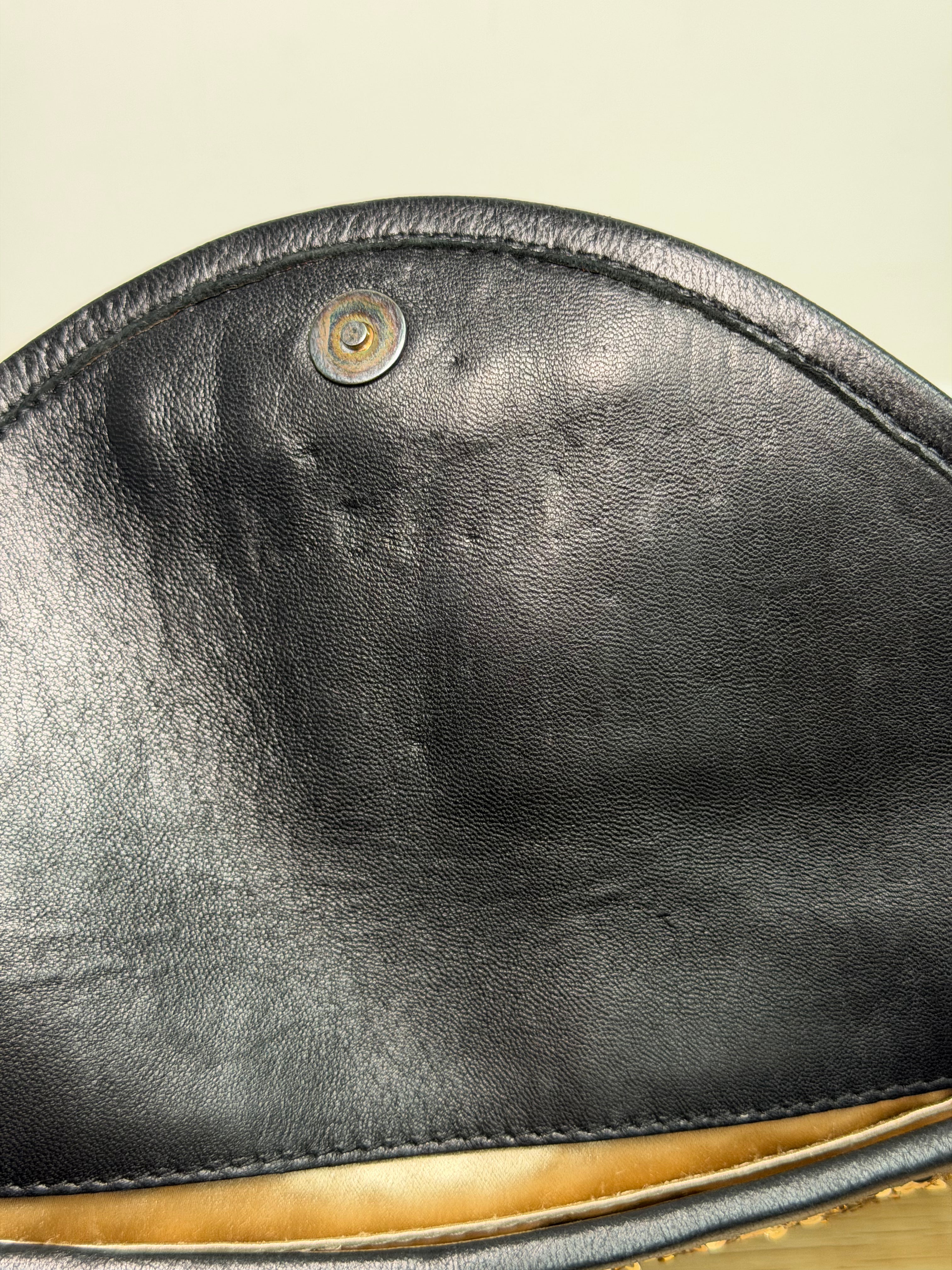 Pochette con Catena Jimmy Choo Rivestita in Paillettes Dorate e Rifinita in Pelle Nera