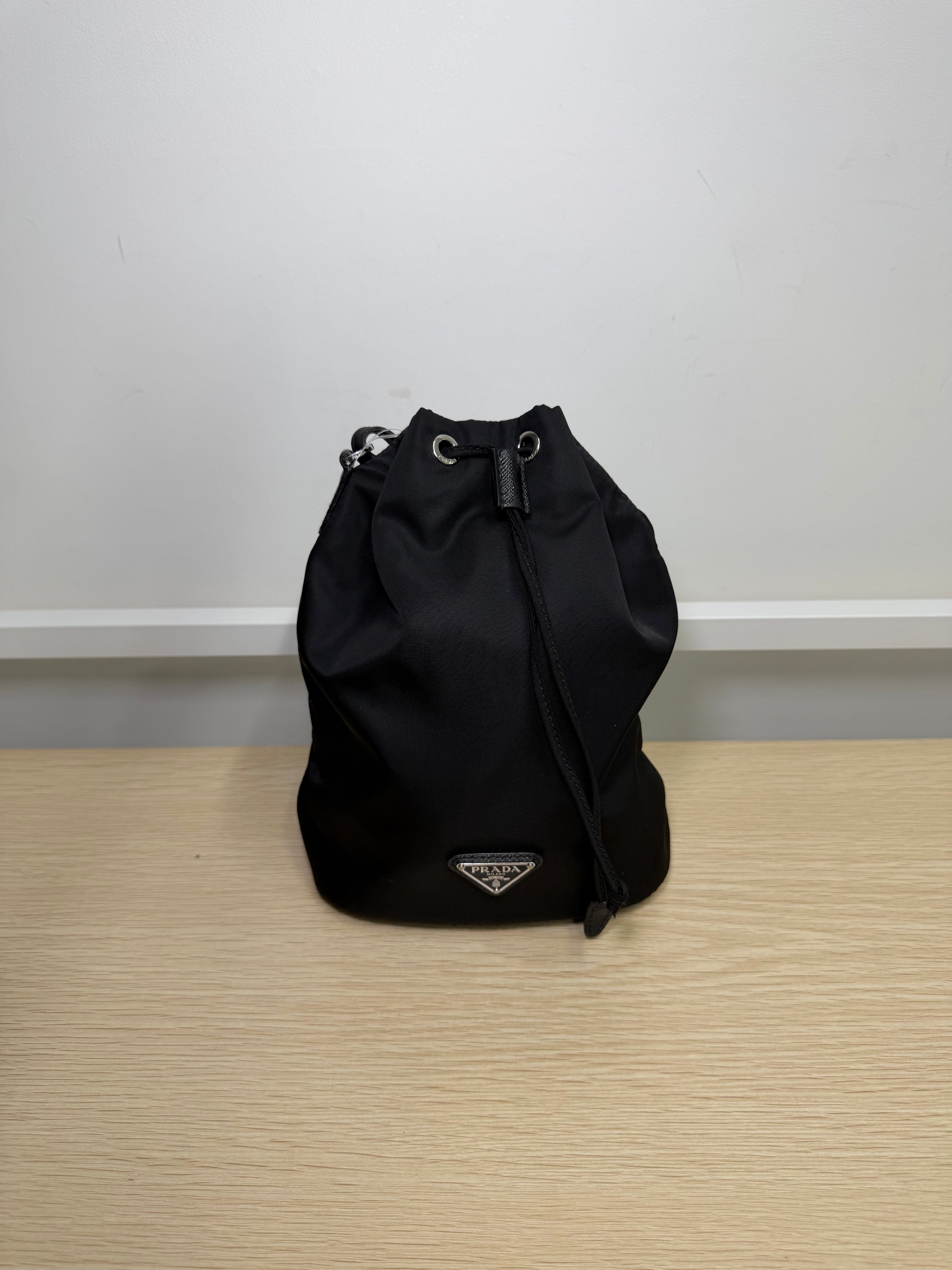 Pochette Prada a Sacca in Nylon Nero