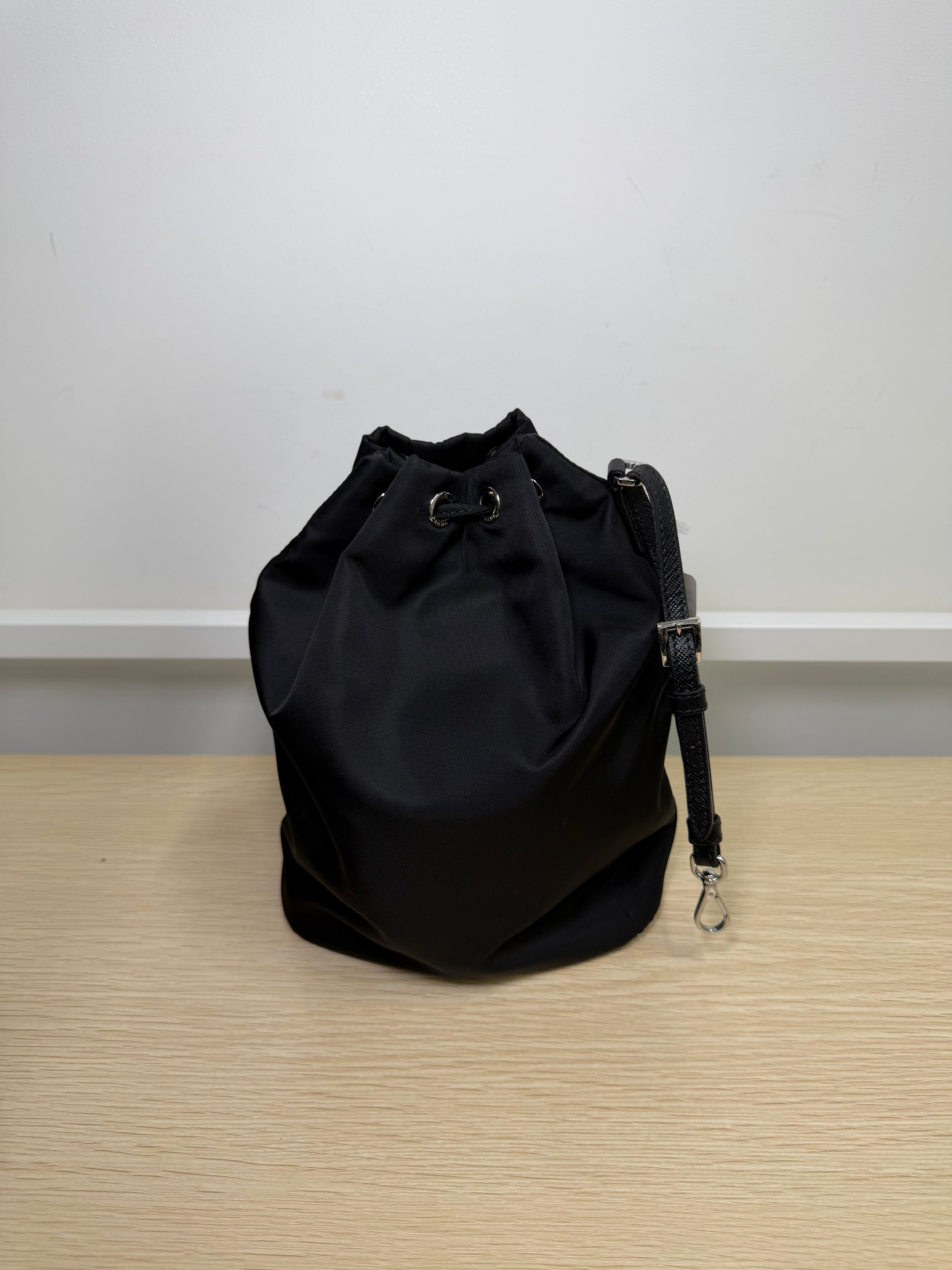 Pochette Prada a Sacca in Nylon Nero