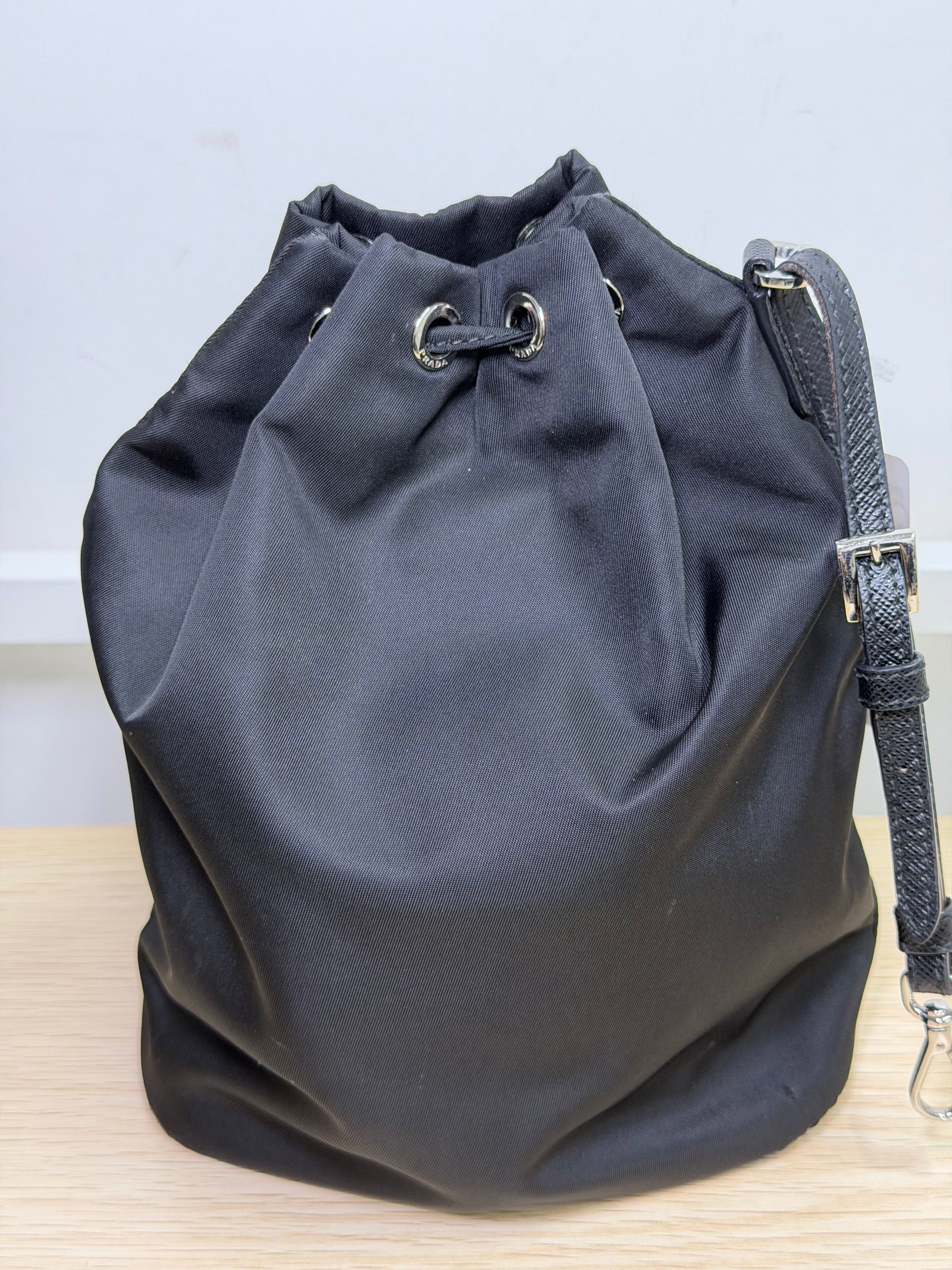 Pochette Prada a Sacca in Nylon Nero