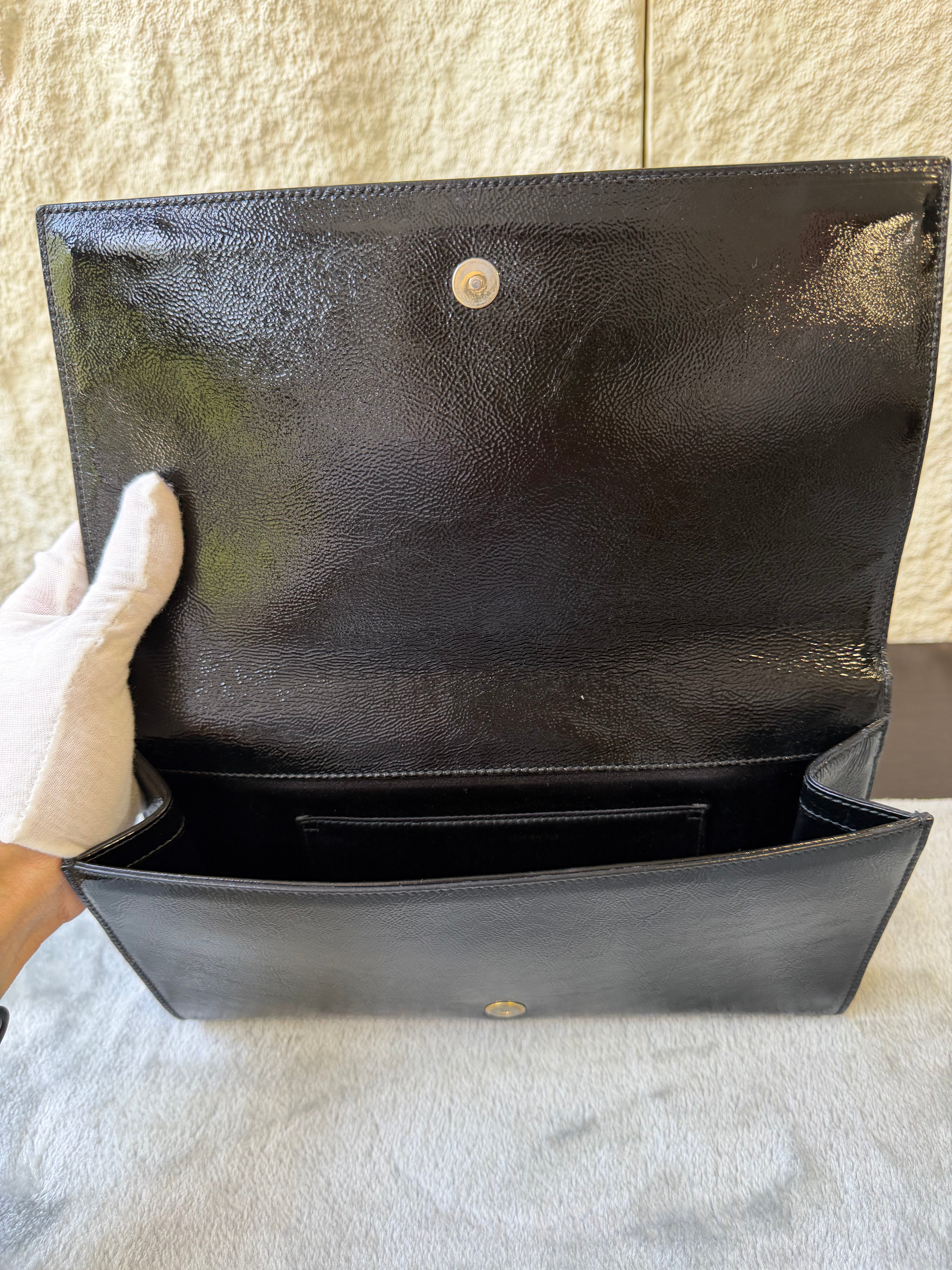 Pochette Saint Laurent Belle de Jour in Vernice