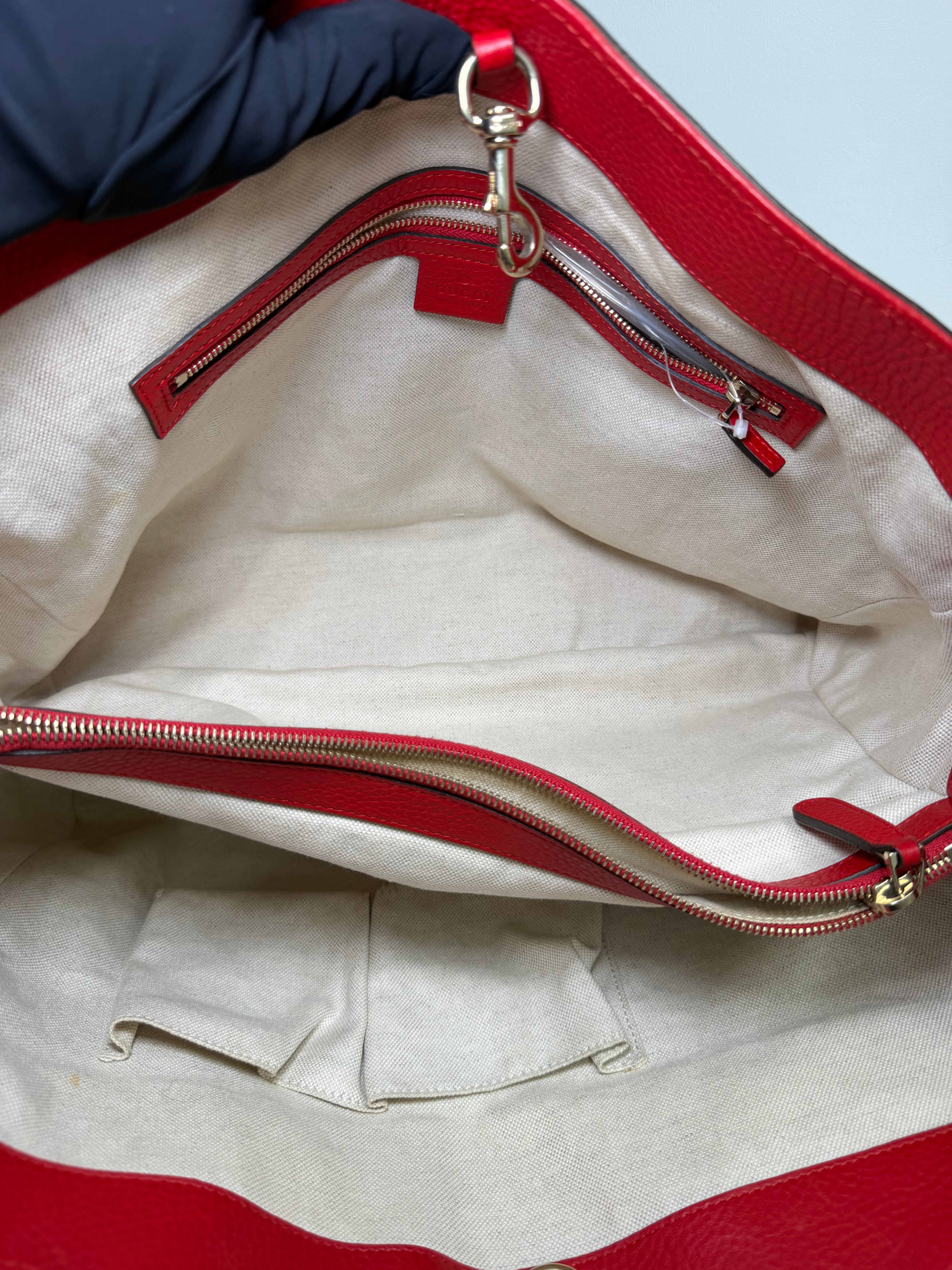 Borsa Tote Gucci Bella in Tela GG Beige con Manici Intrecciati in Pelle Rossa