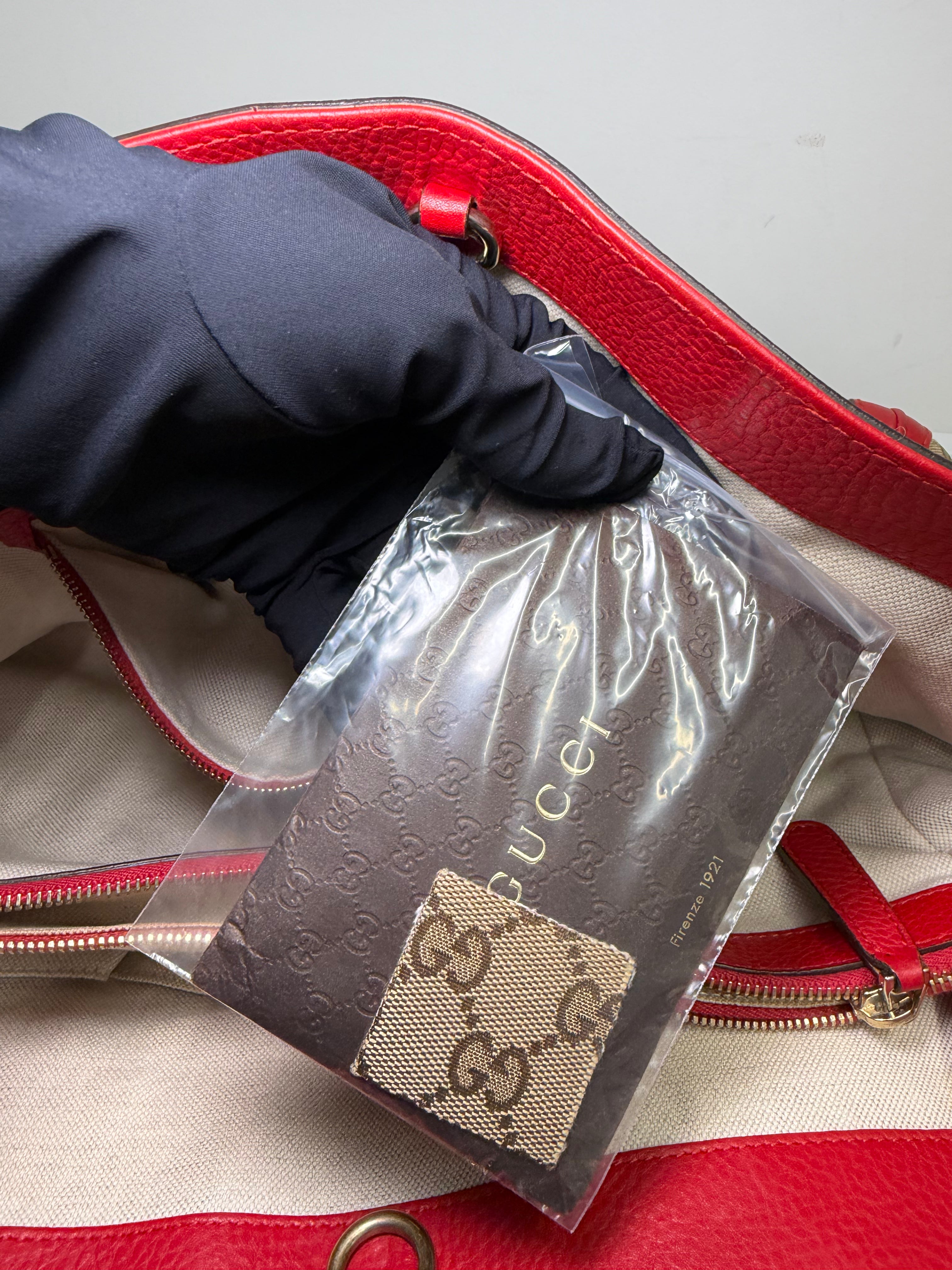 Borsa Tote Gucci Bella in Tela GG Beige con Manici Intrecciati in Pelle Rossa