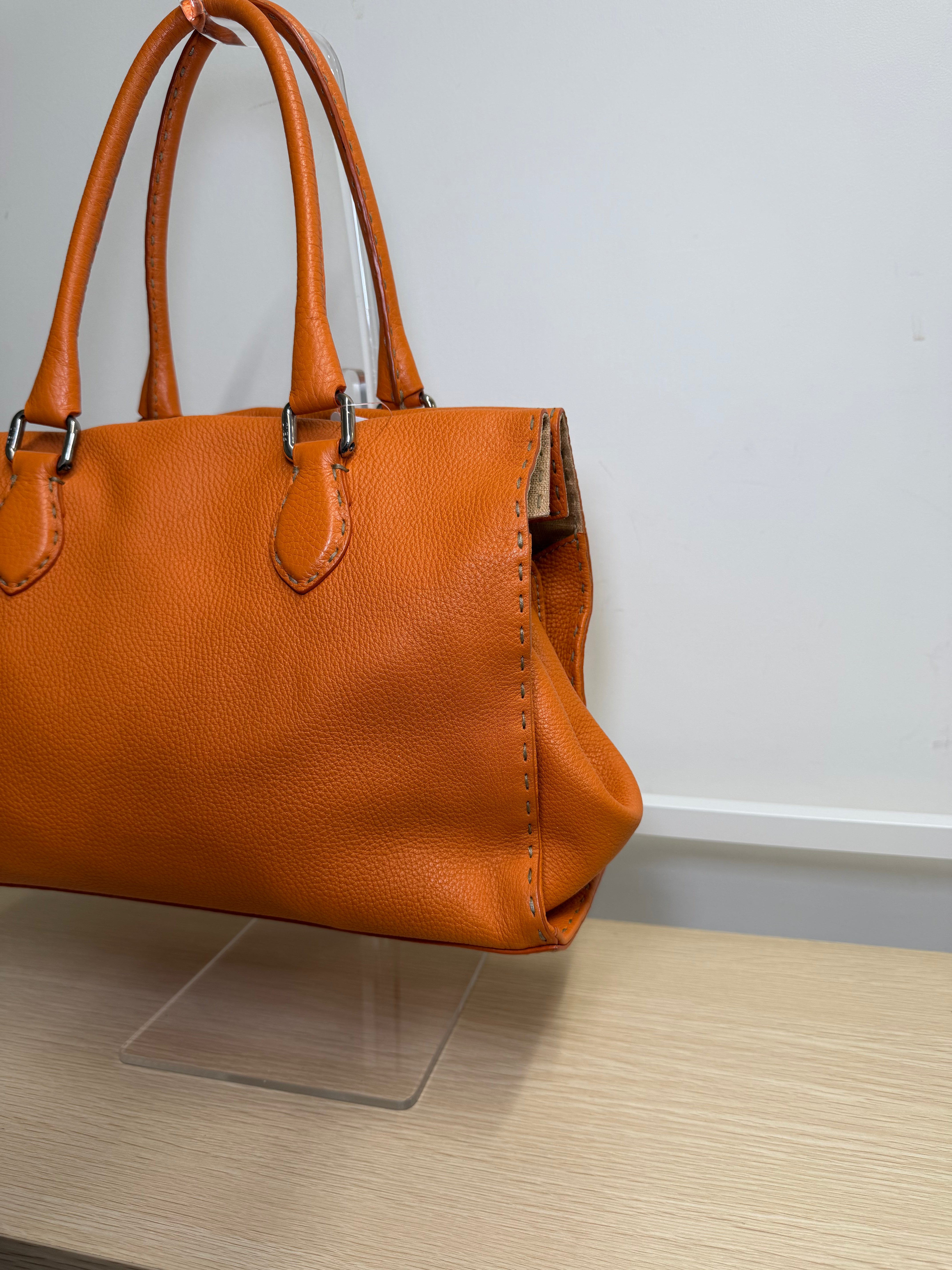 Borsa a Mano Fendi Selleria in Pelle Martellata Color Arancione