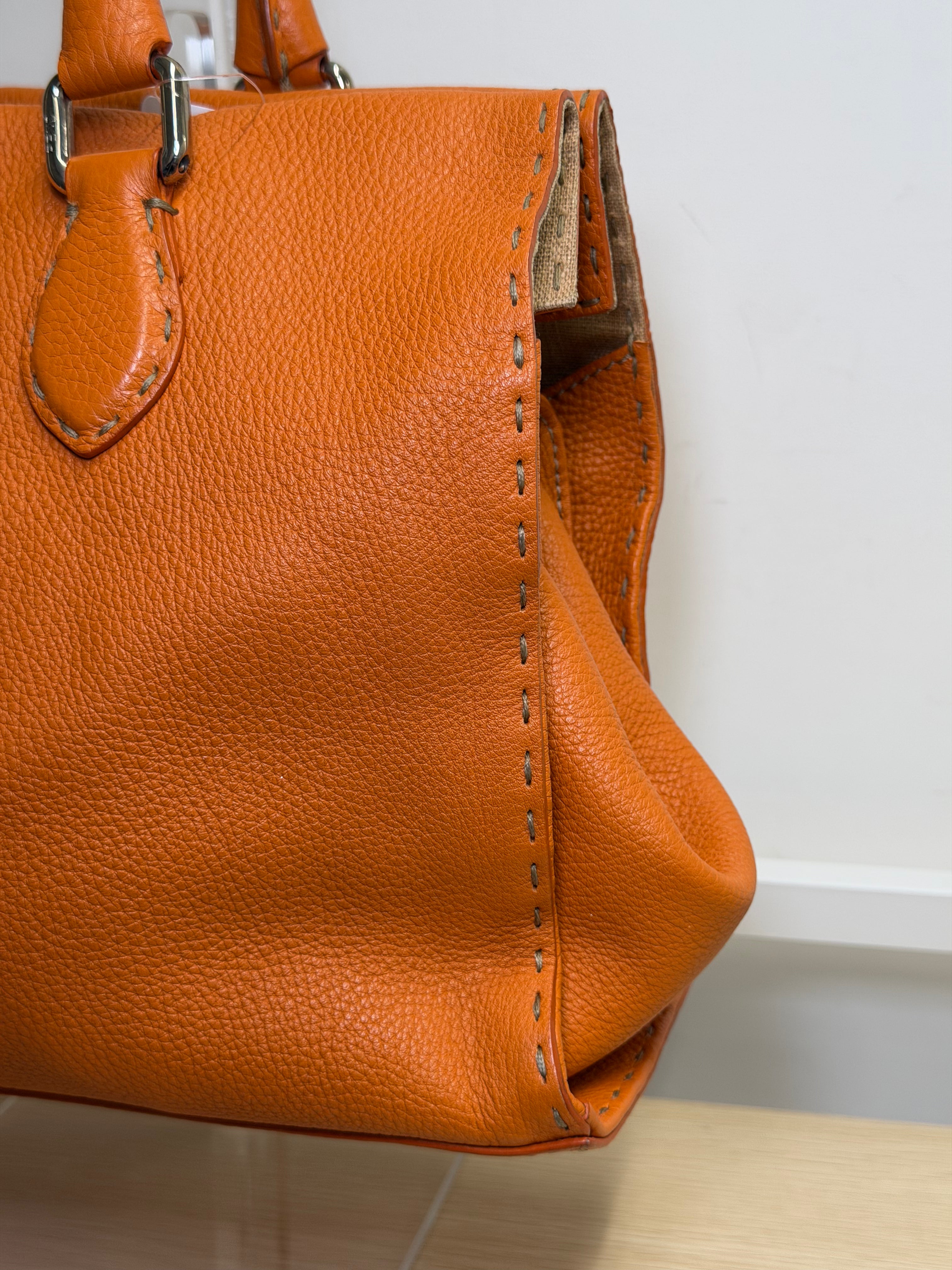 Borsa a Mano Fendi Selleria in Pelle Martellata Color Arancione