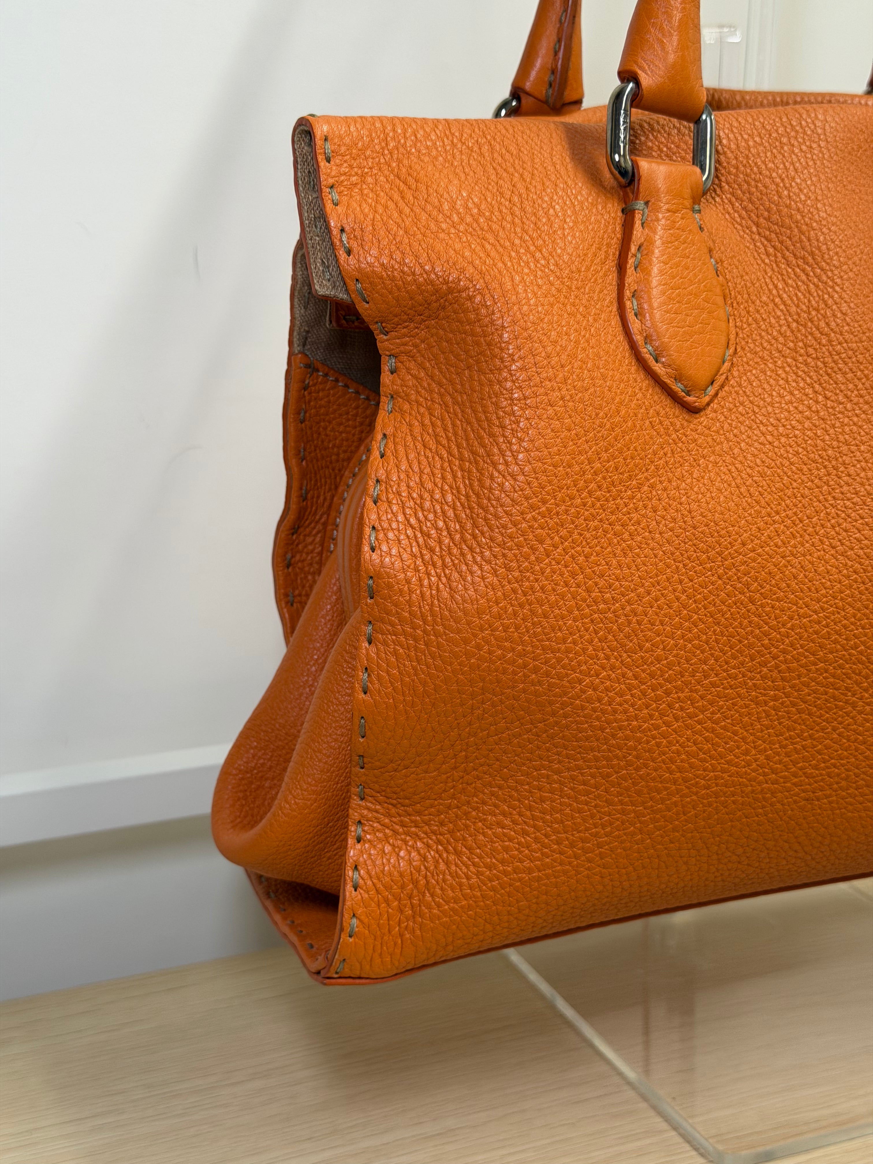 Borsa a Mano Fendi Selleria in Pelle Martellata Color Arancione