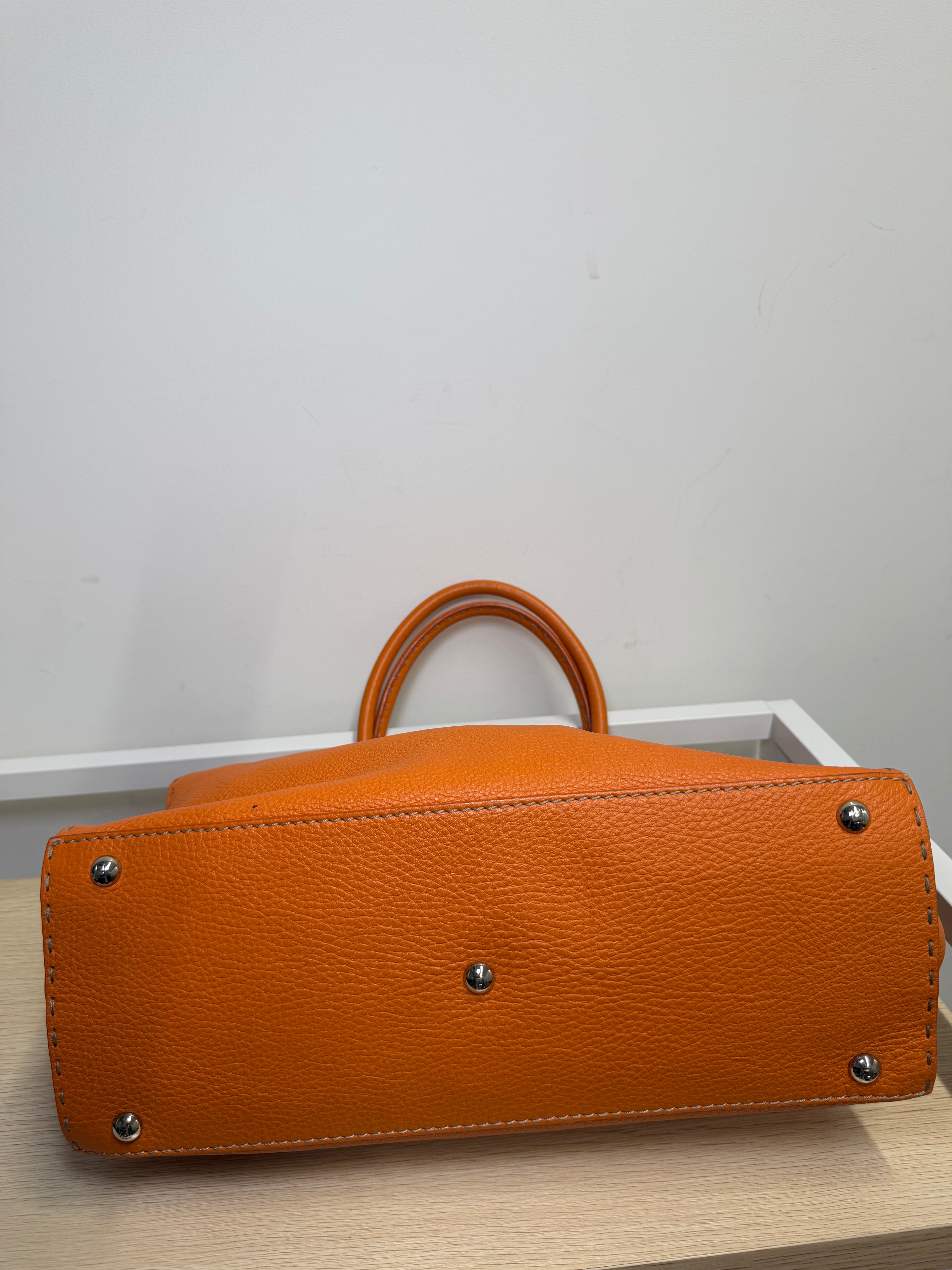 Borsa a Mano Fendi Selleria in Pelle Martellata Color Arancione