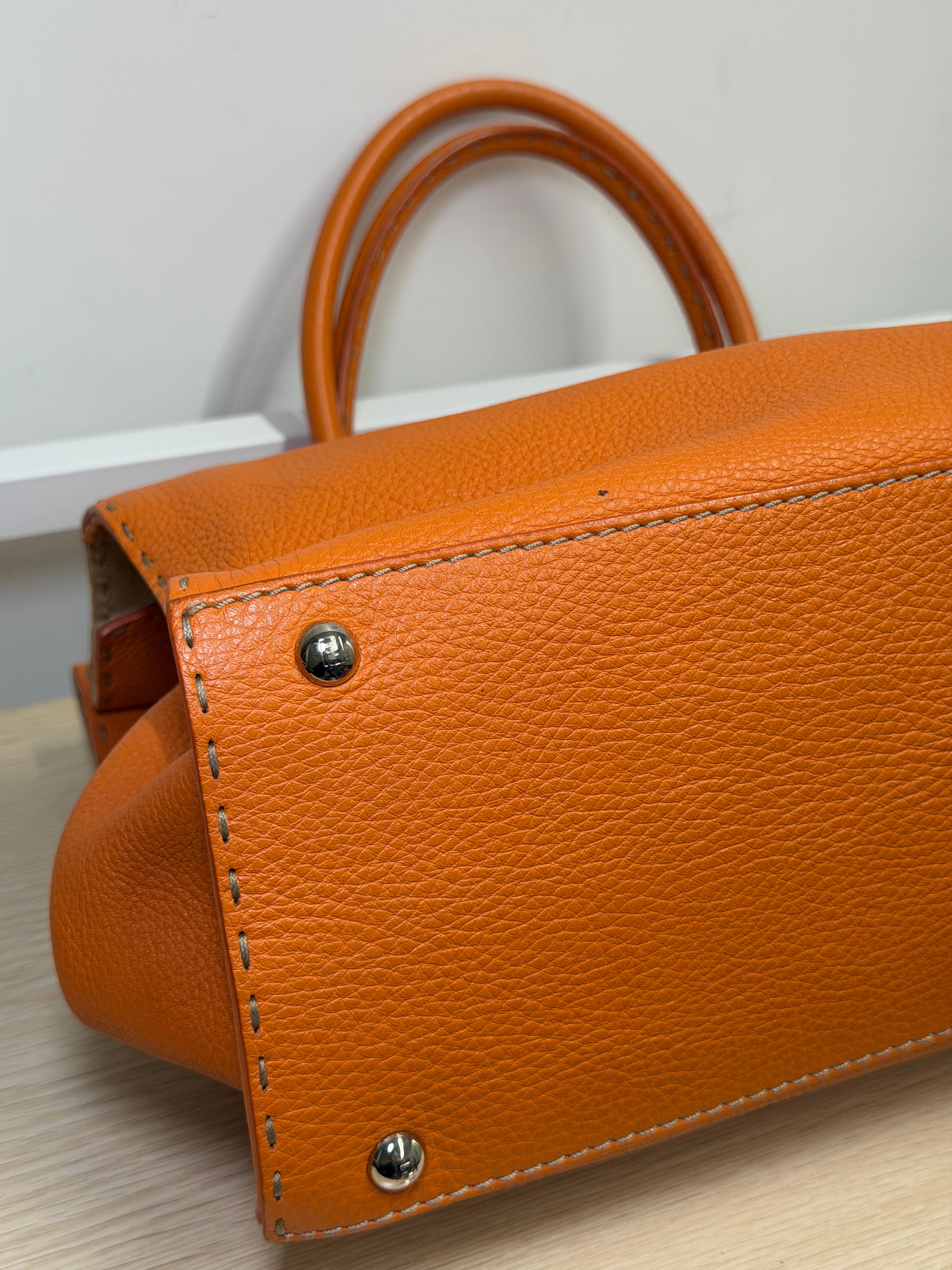 Borsa a Mano Fendi Selleria in Pelle Martellata Color Arancione