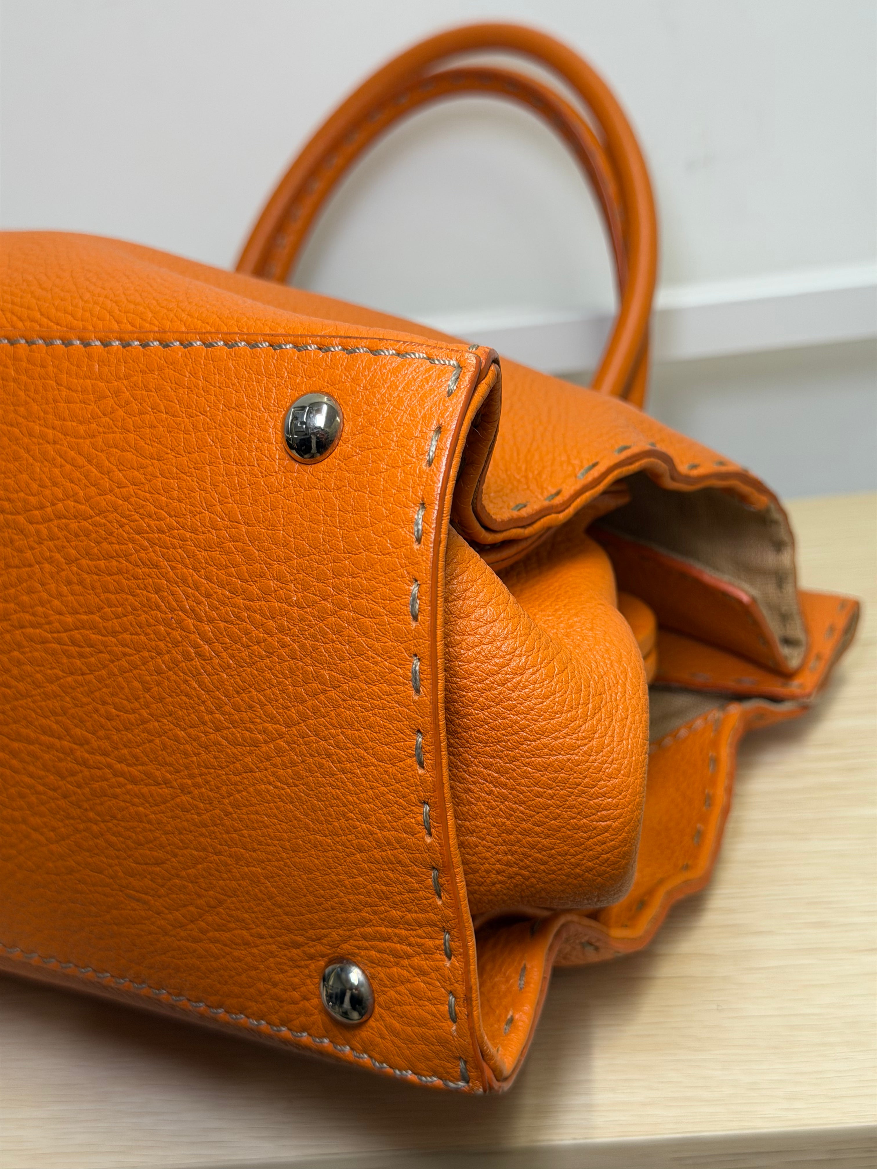 Borsa a Mano Fendi Selleria in Pelle Martellata Color Arancione