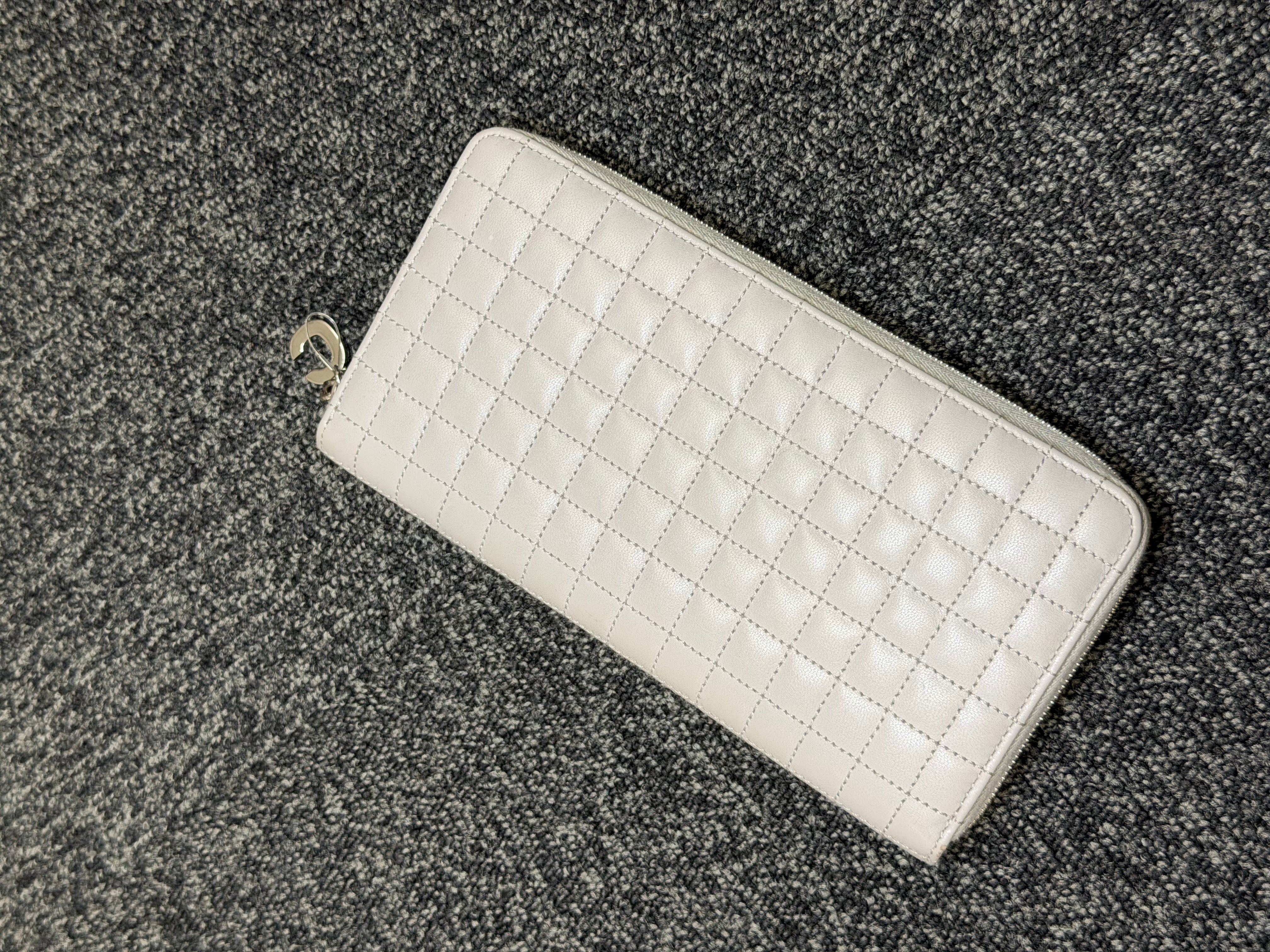 Portafoglio con Zip CELINE C Charm Trapuntato in Pelle Grigio