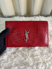 Pochette Saint Laurent in Pelle Rossa con Stampa Effetto Coccodrillo