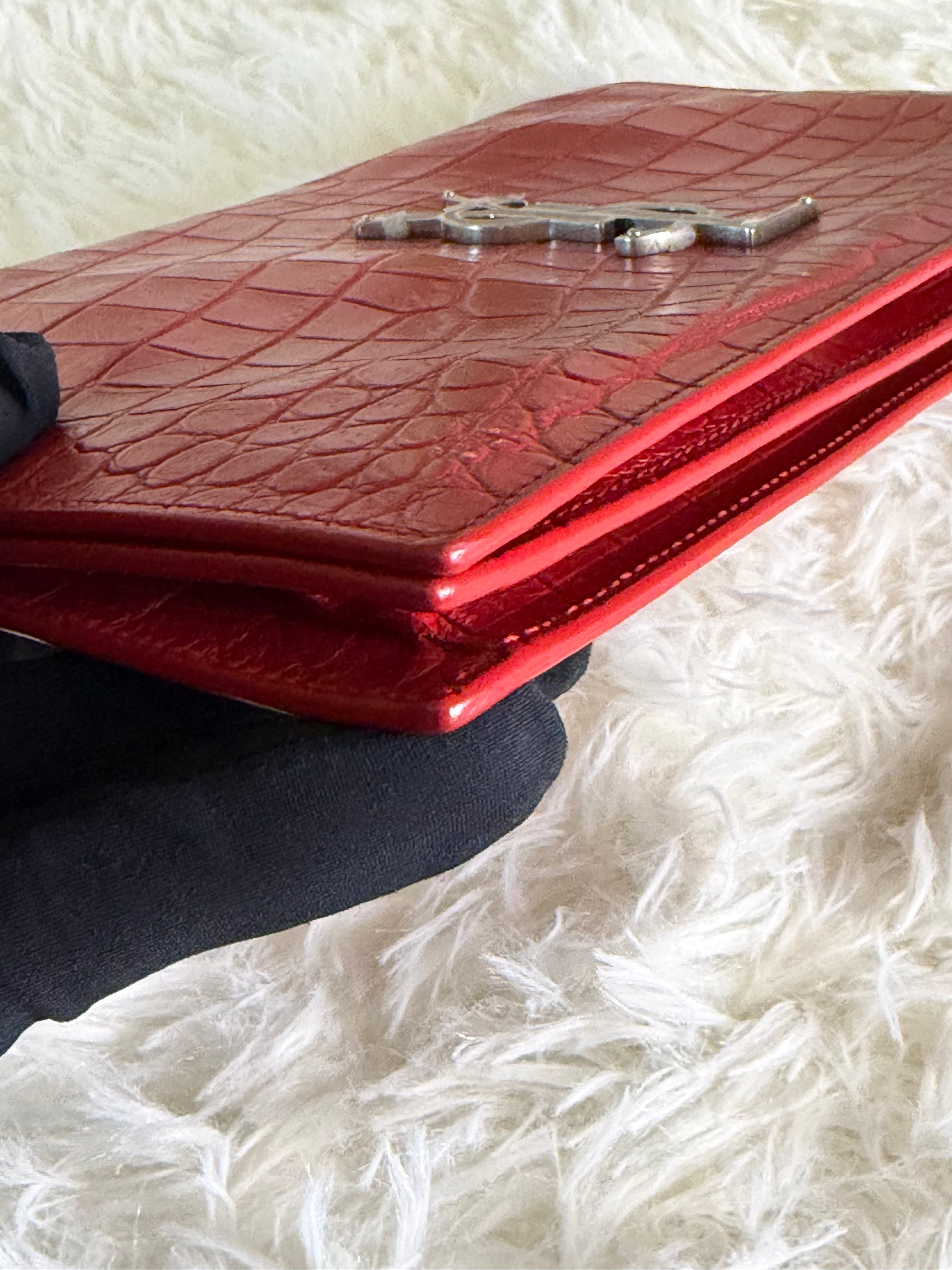 Pochette Saint Laurent in Pelle Rossa con Stampa Effetto Coccodrillo