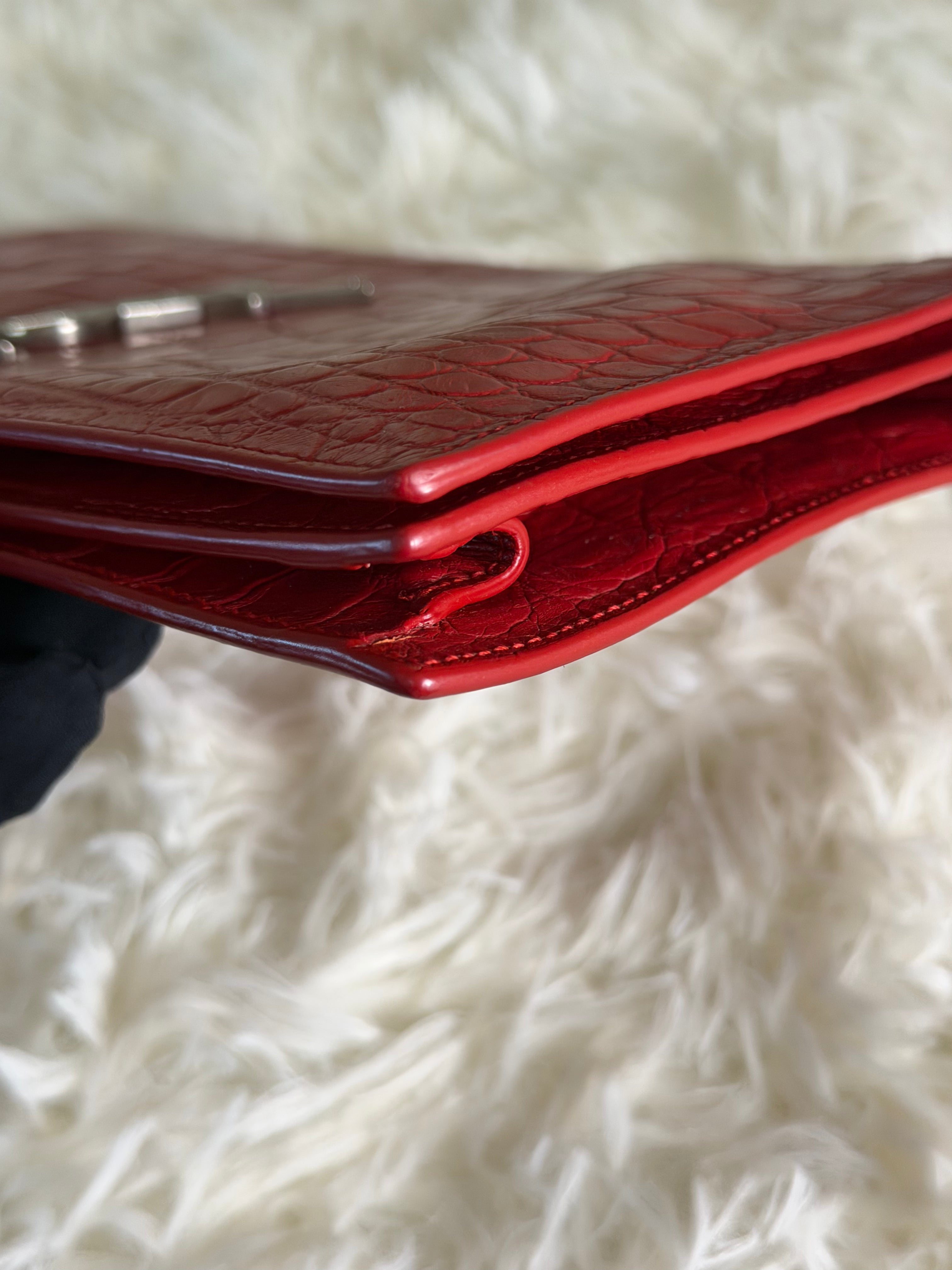 Pochette Saint Laurent in Pelle Rossa con Stampa Effetto Coccodrillo