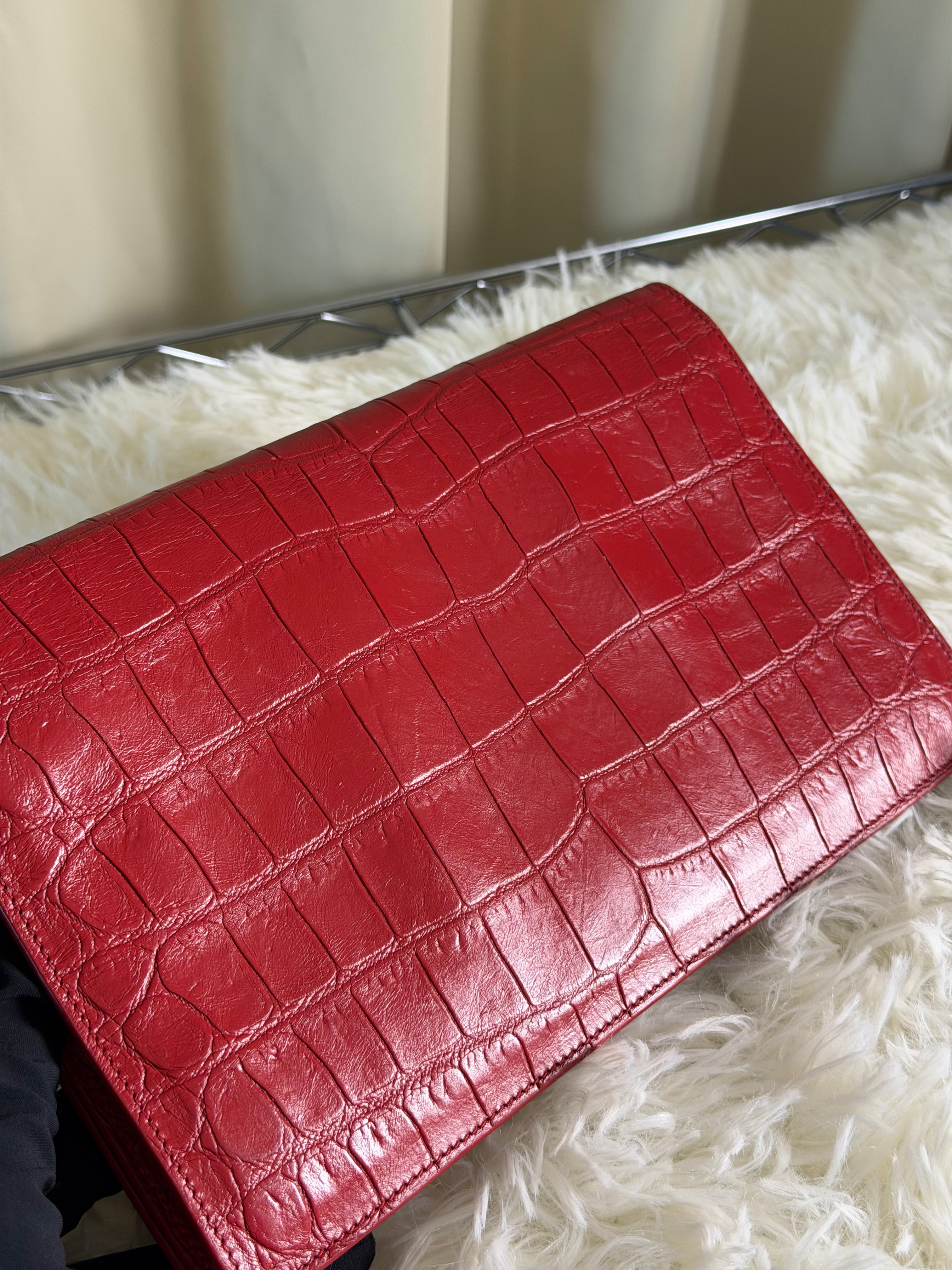 Pochette Saint Laurent in Pelle Rossa con Stampa Effetto Coccodrillo