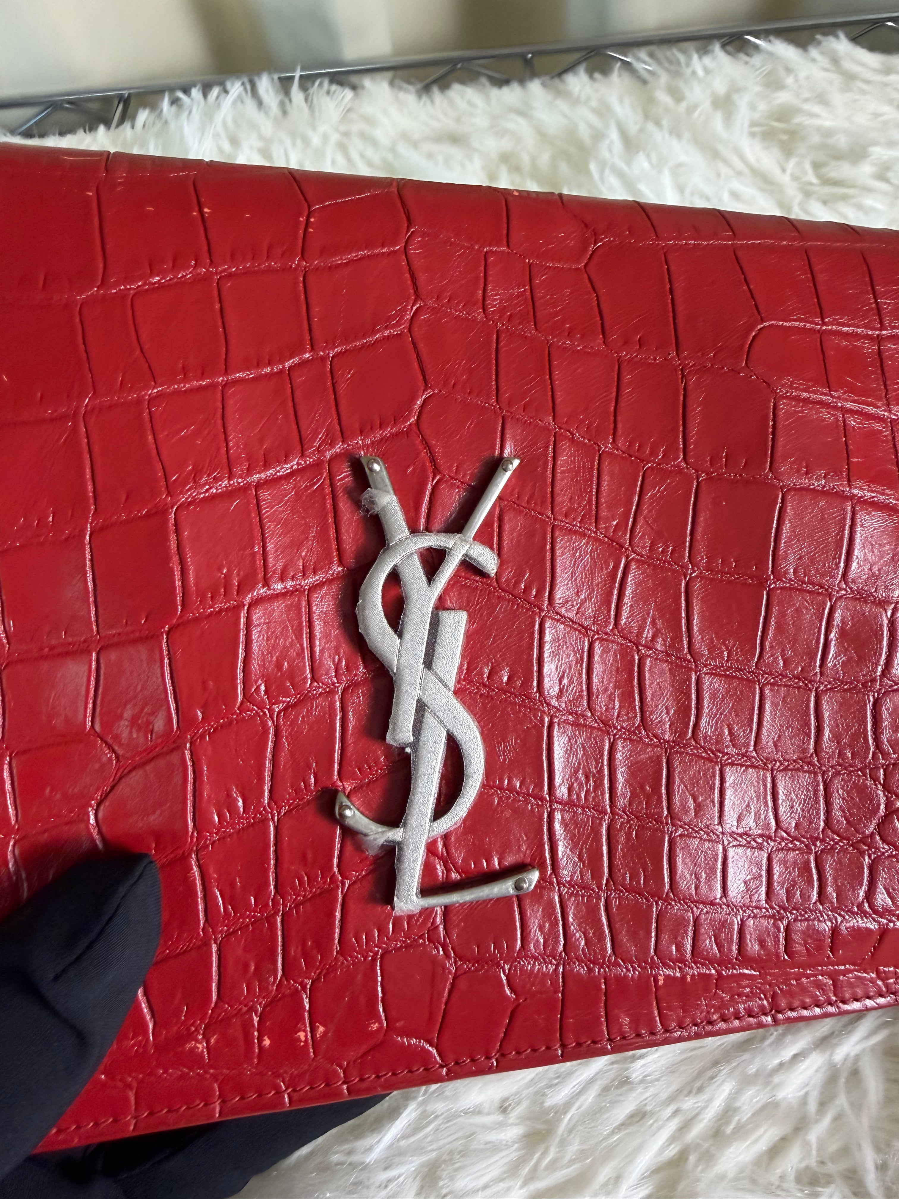 Pochette Saint Laurent in Pelle Rossa con Stampa Effetto Coccodrillo
