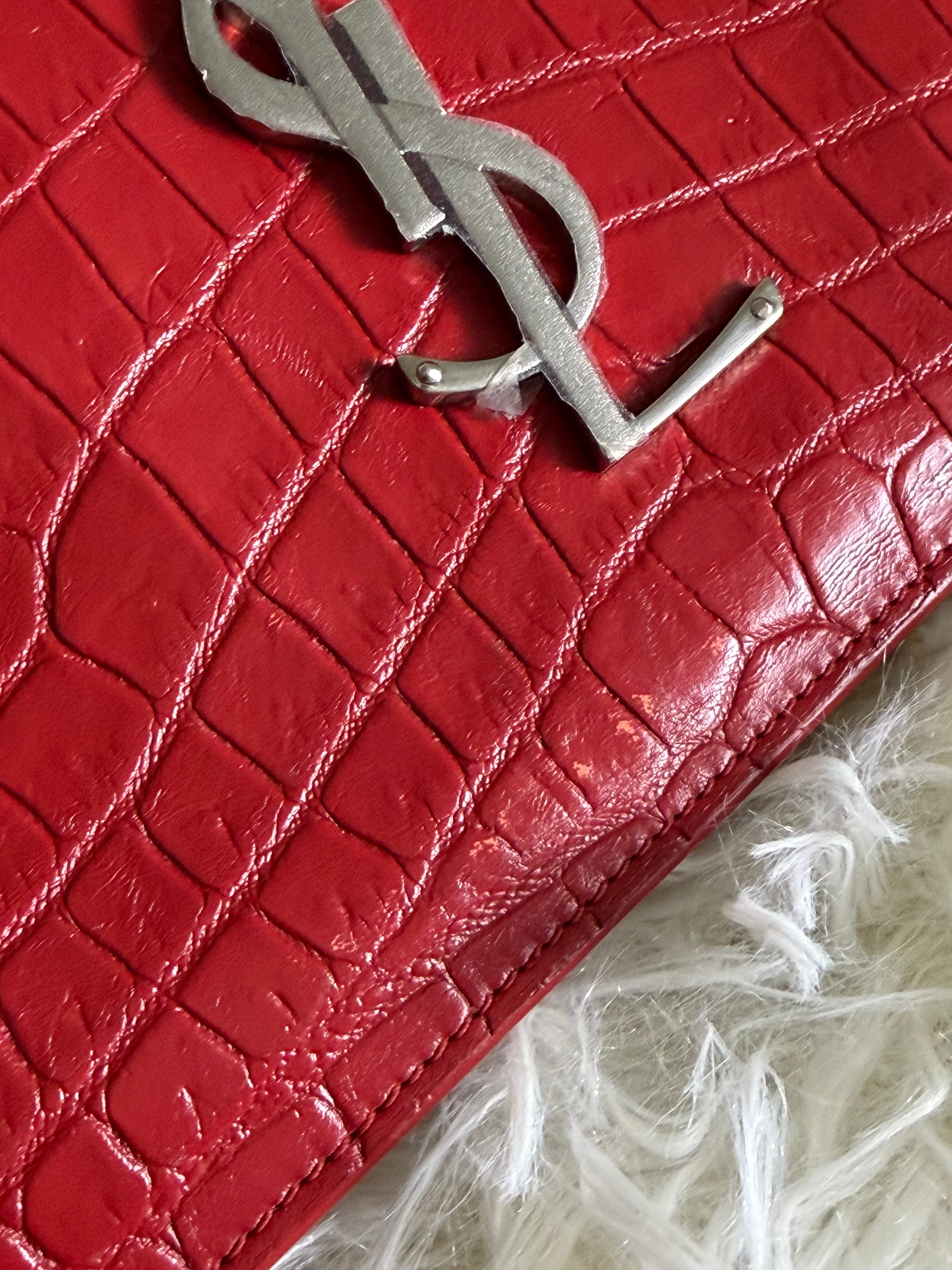 Pochette Saint Laurent in Pelle Rossa con Stampa Effetto Coccodrillo