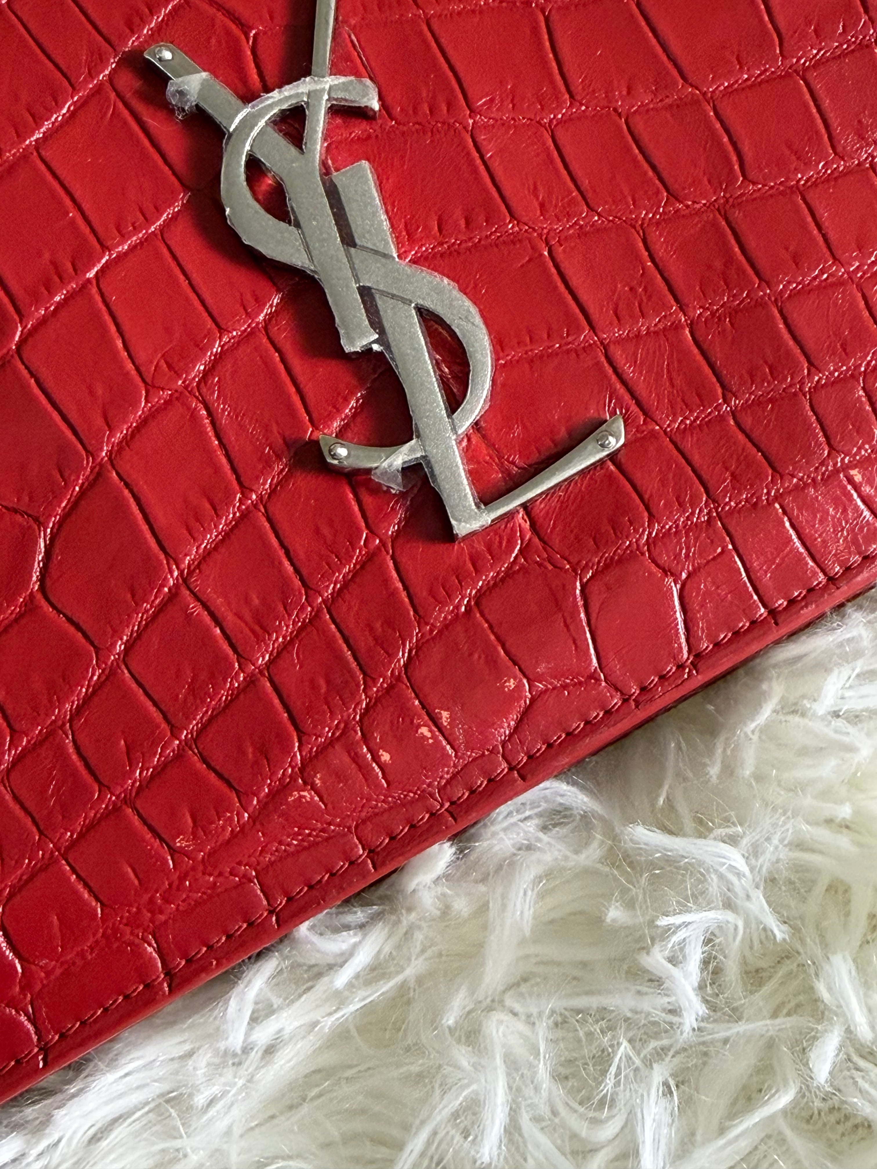 Pochette Saint Laurent in Pelle Rossa con Stampa Effetto Coccodrillo