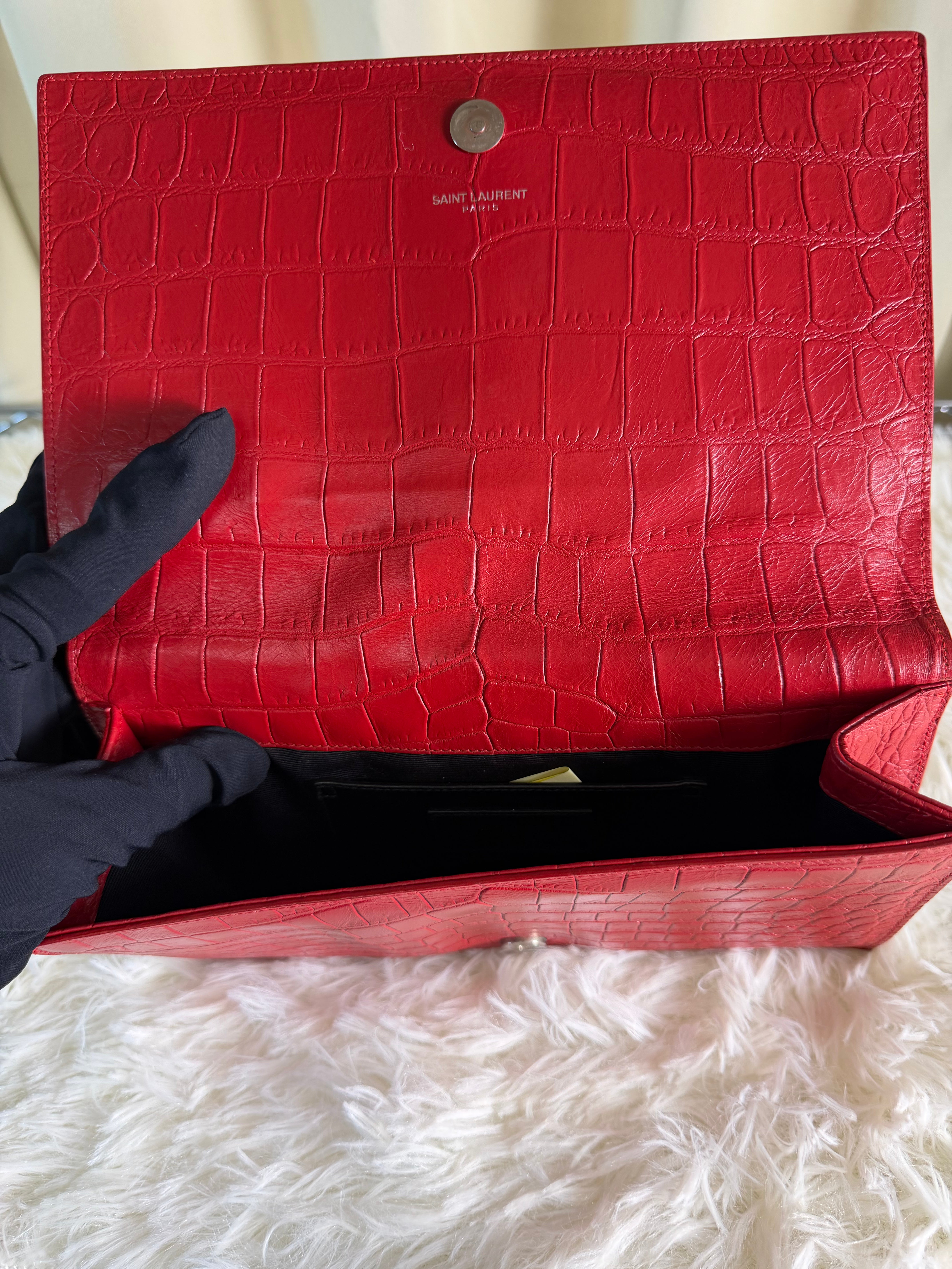 Pochette Saint Laurent in Pelle Rossa con Stampa Effetto Coccodrillo