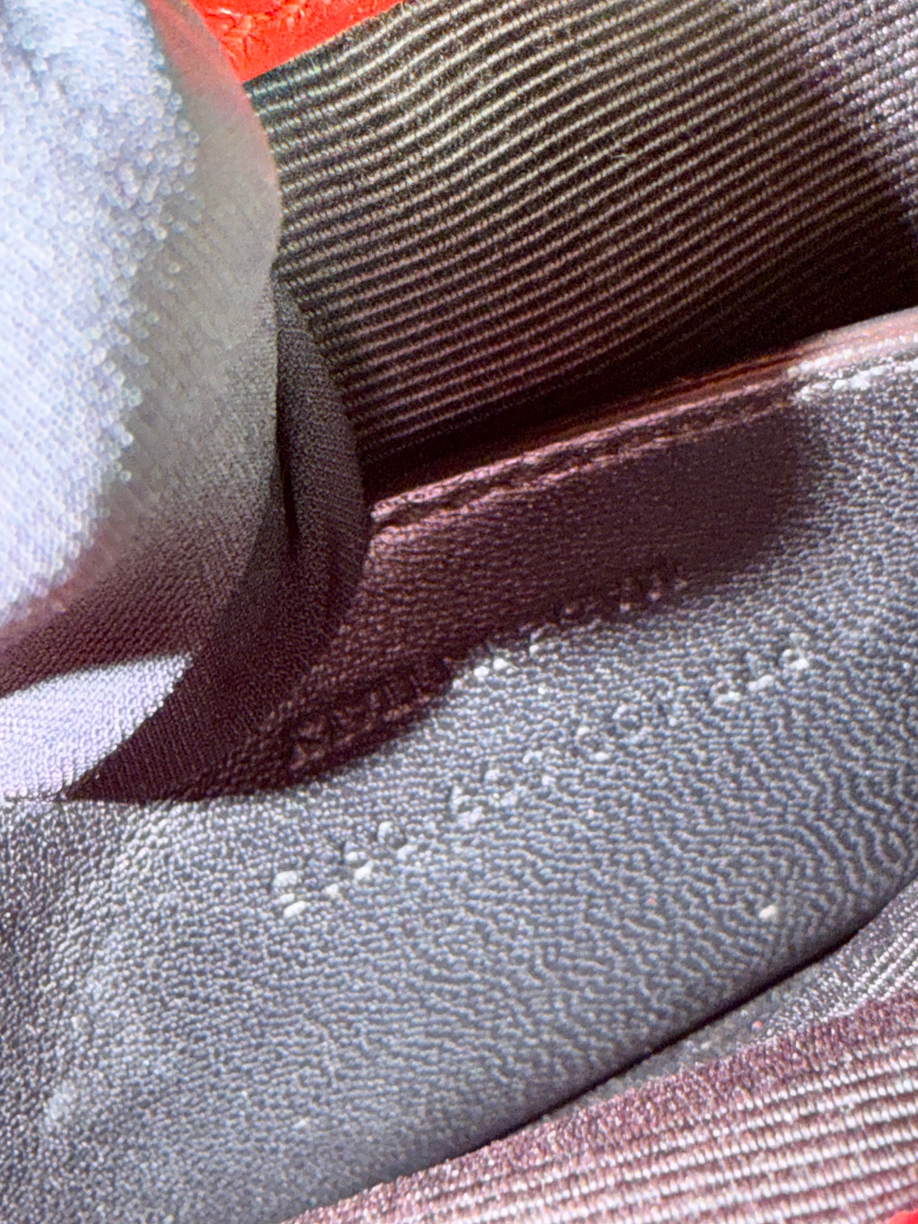 Pochette Saint Laurent in Pelle Rossa con Stampa Effetto Coccodrillo