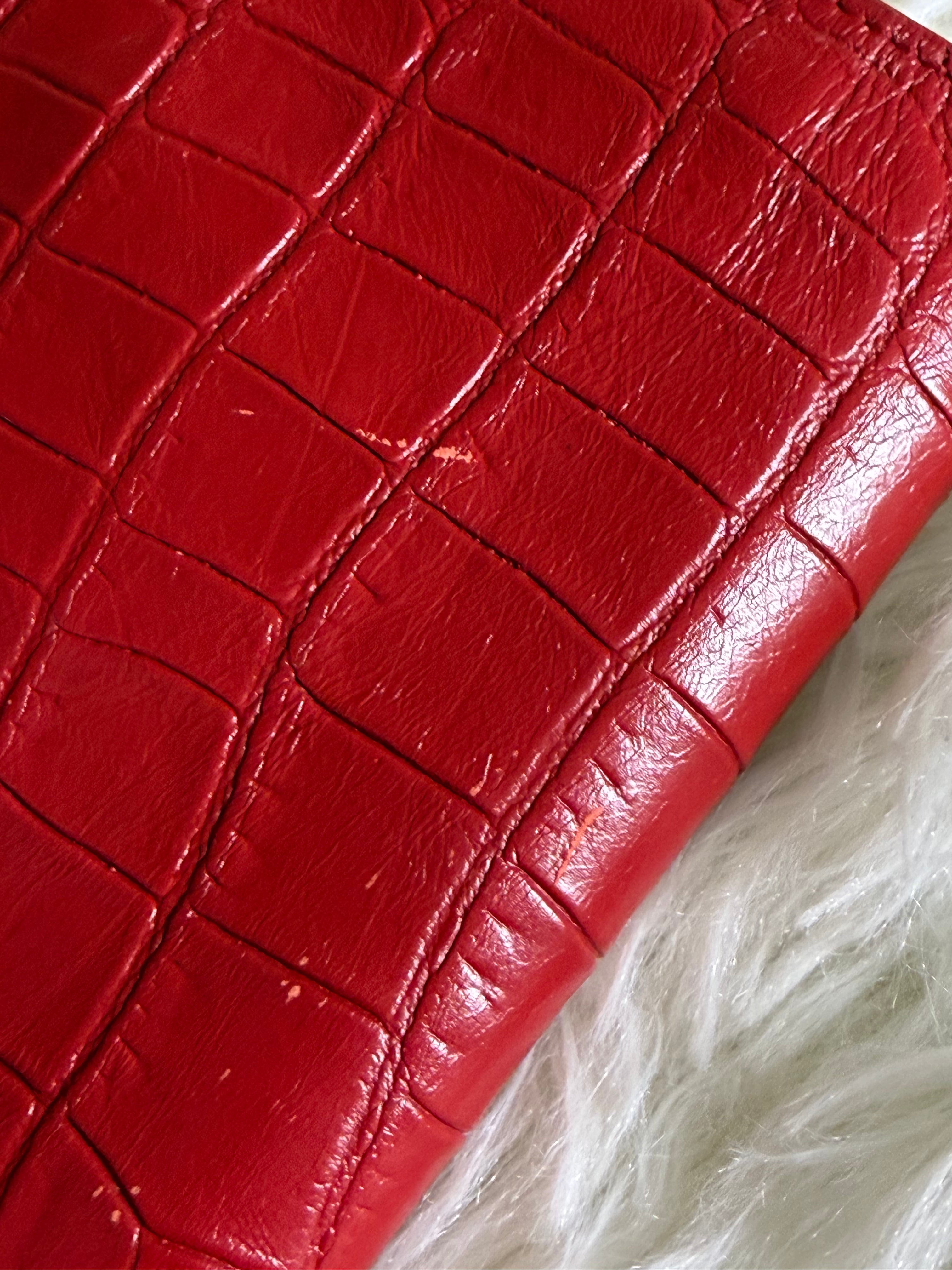 Pochette Saint Laurent in Pelle Rossa con Stampa Effetto Coccodrillo