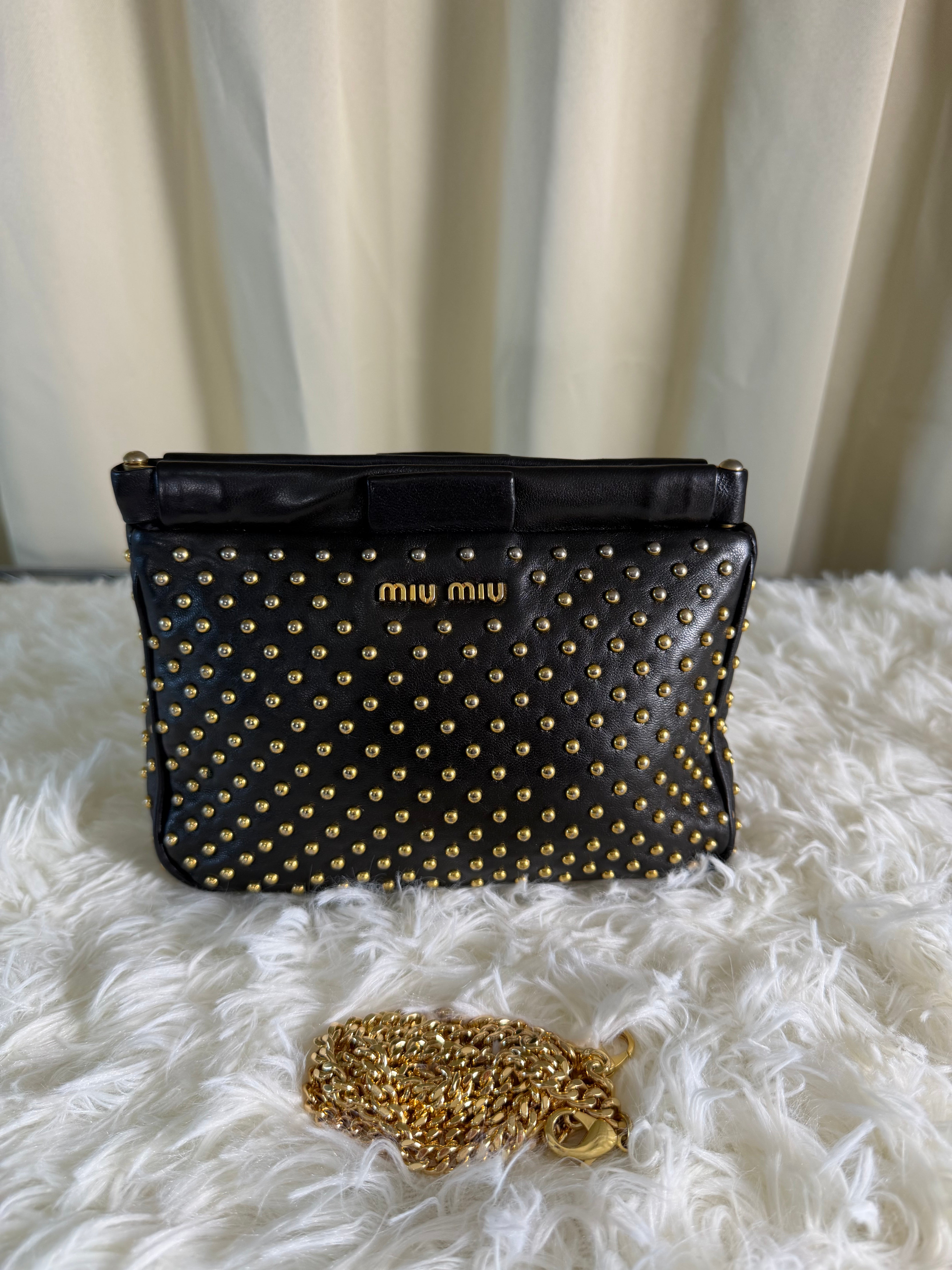 Pochette in Pelle Nera di Miu Miu con Borchie Dorate