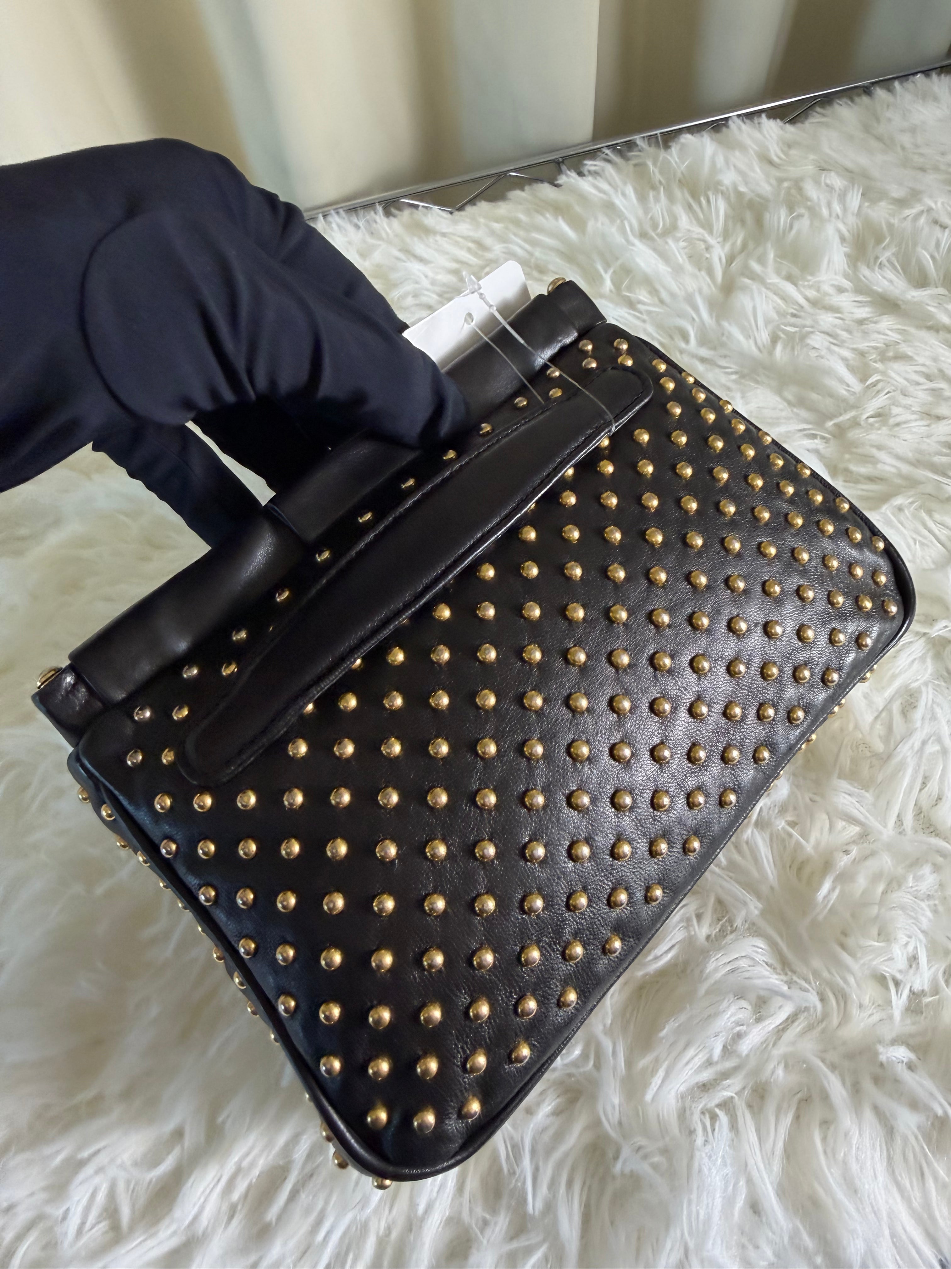 Pochette in Pelle Nera di Miu Miu con Borchie Dorate