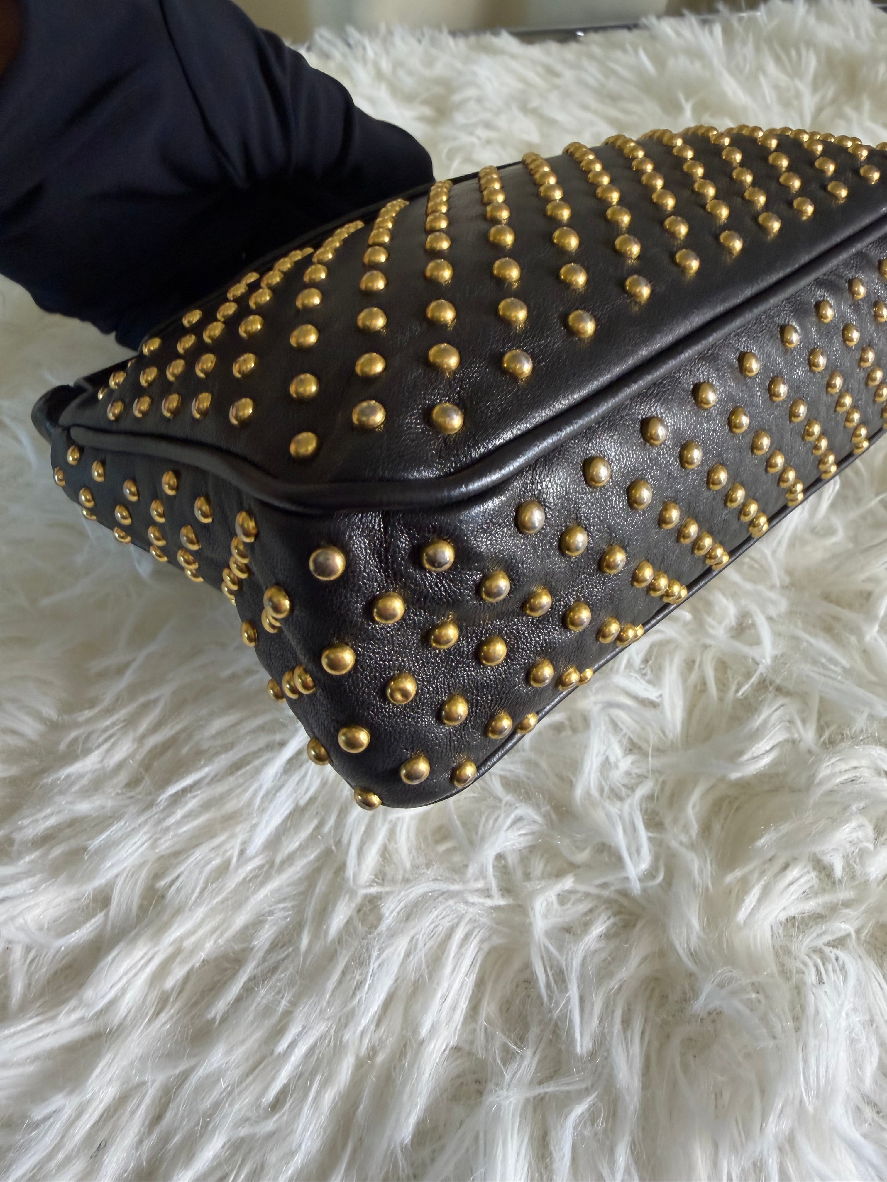 Pochette in Pelle Nera di Miu Miu con Borchie Dorate
